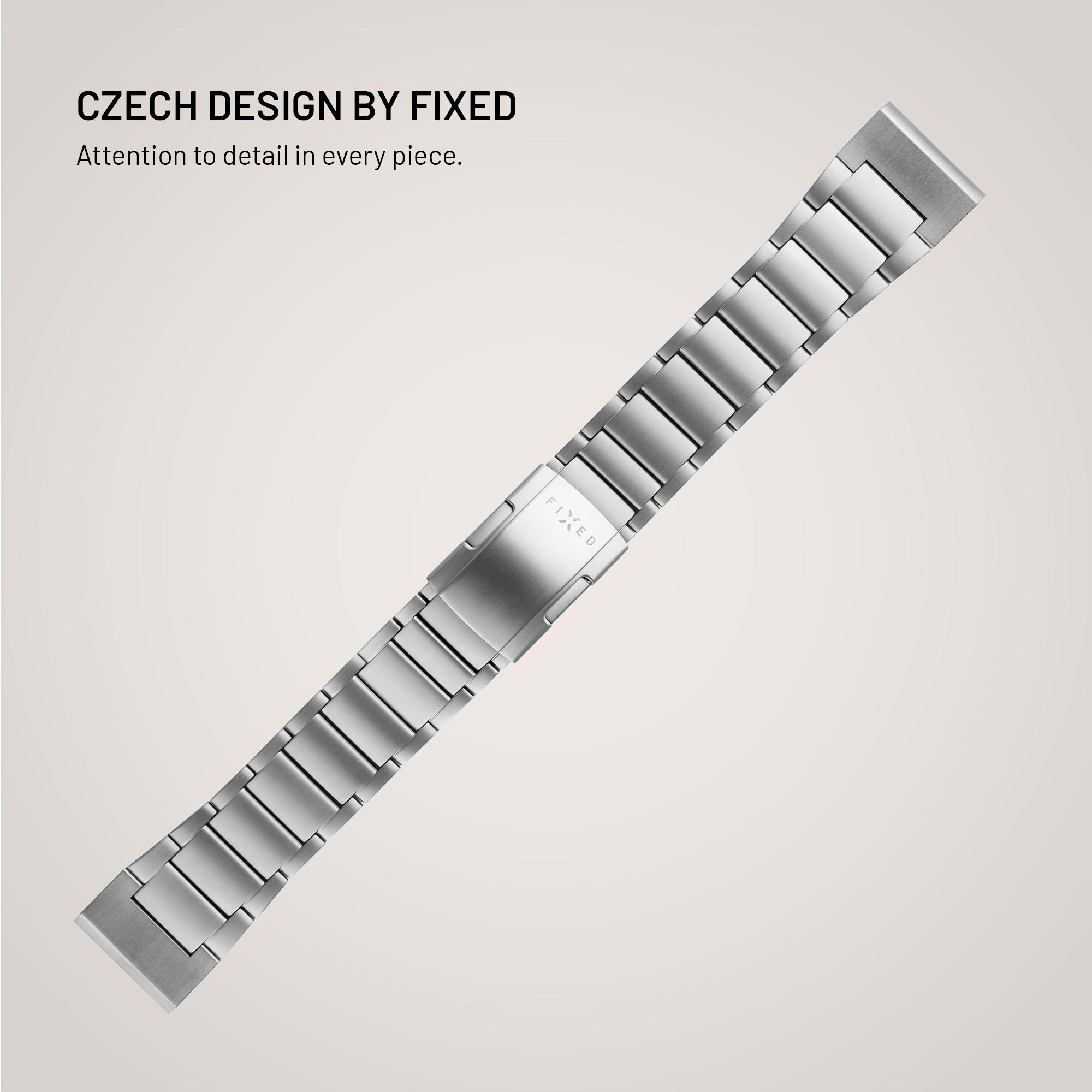 Ein silbernes Uhrenarmband, leicht angewinkelt, vor hellem Hintergrund. Die Marke FIXED ist sichtbar.