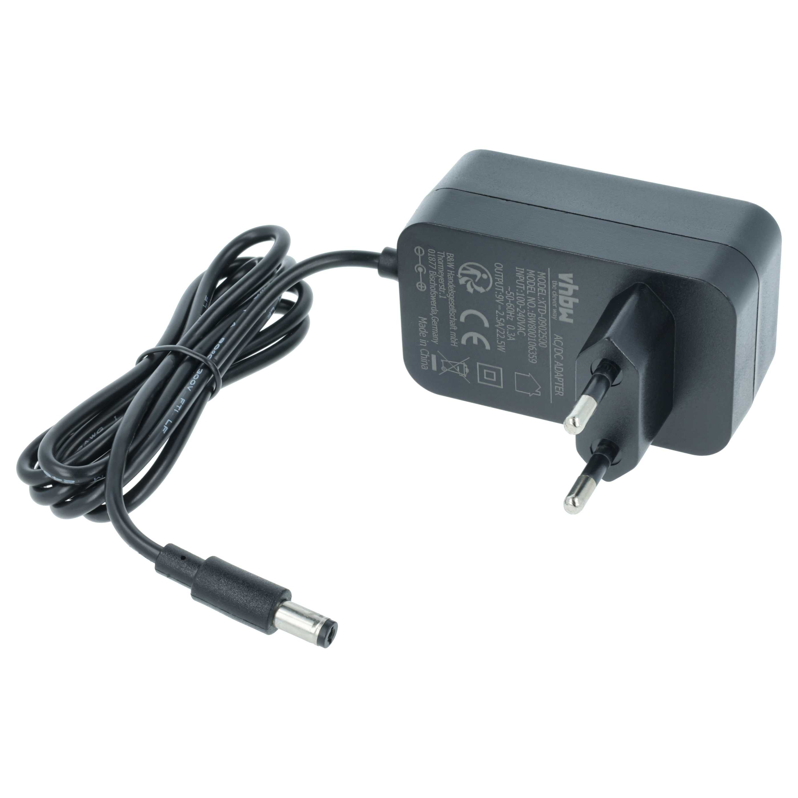 Ein schwarzes AC/DC-Netzteil mit schwarzem Kabel und Stecker. Der Adapter hat Text auf der Oberfläche.