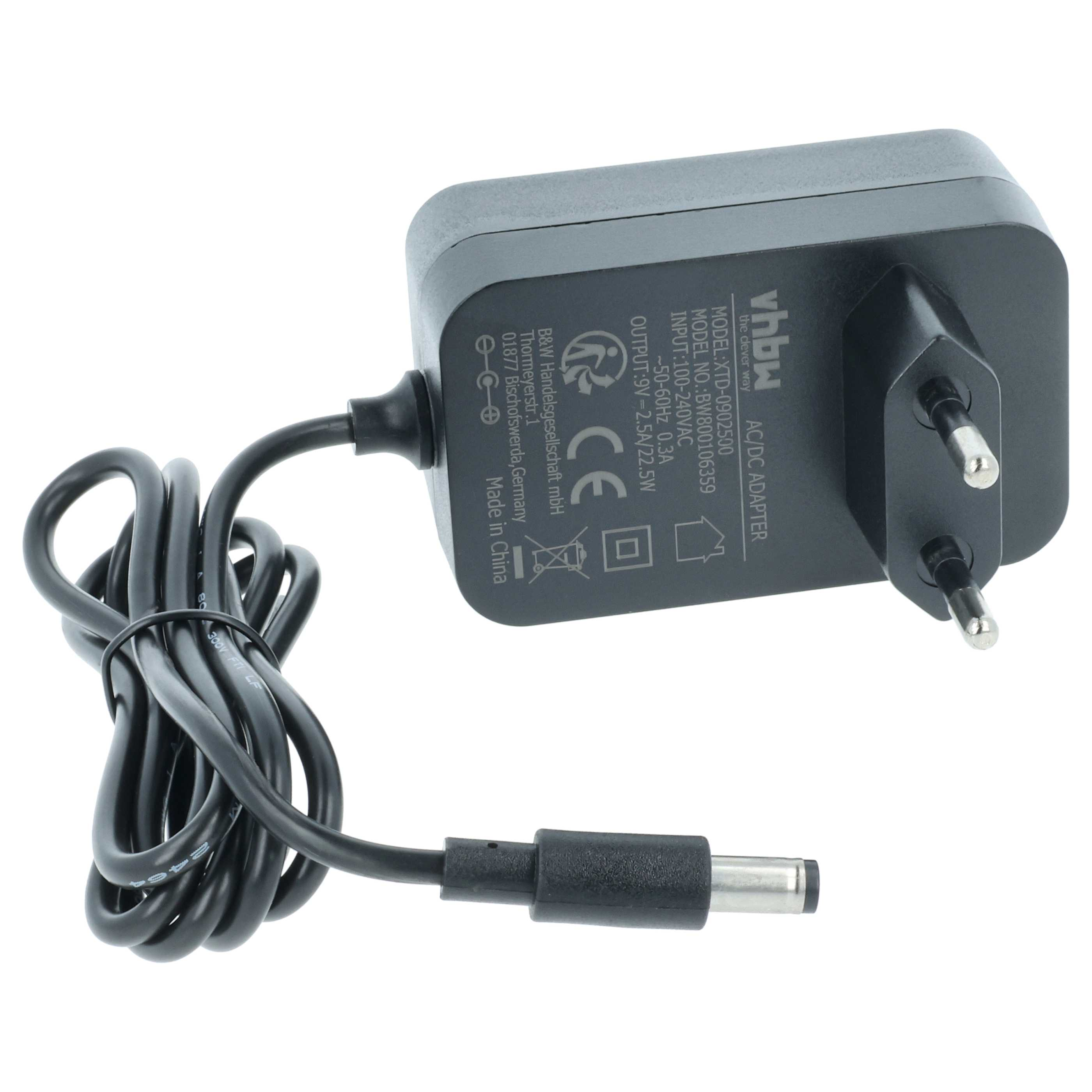 Ein schwarzes AC/DC-Netzteil mit Kabel und Stecker. Es hat Text und Zertifizierungszeichen.