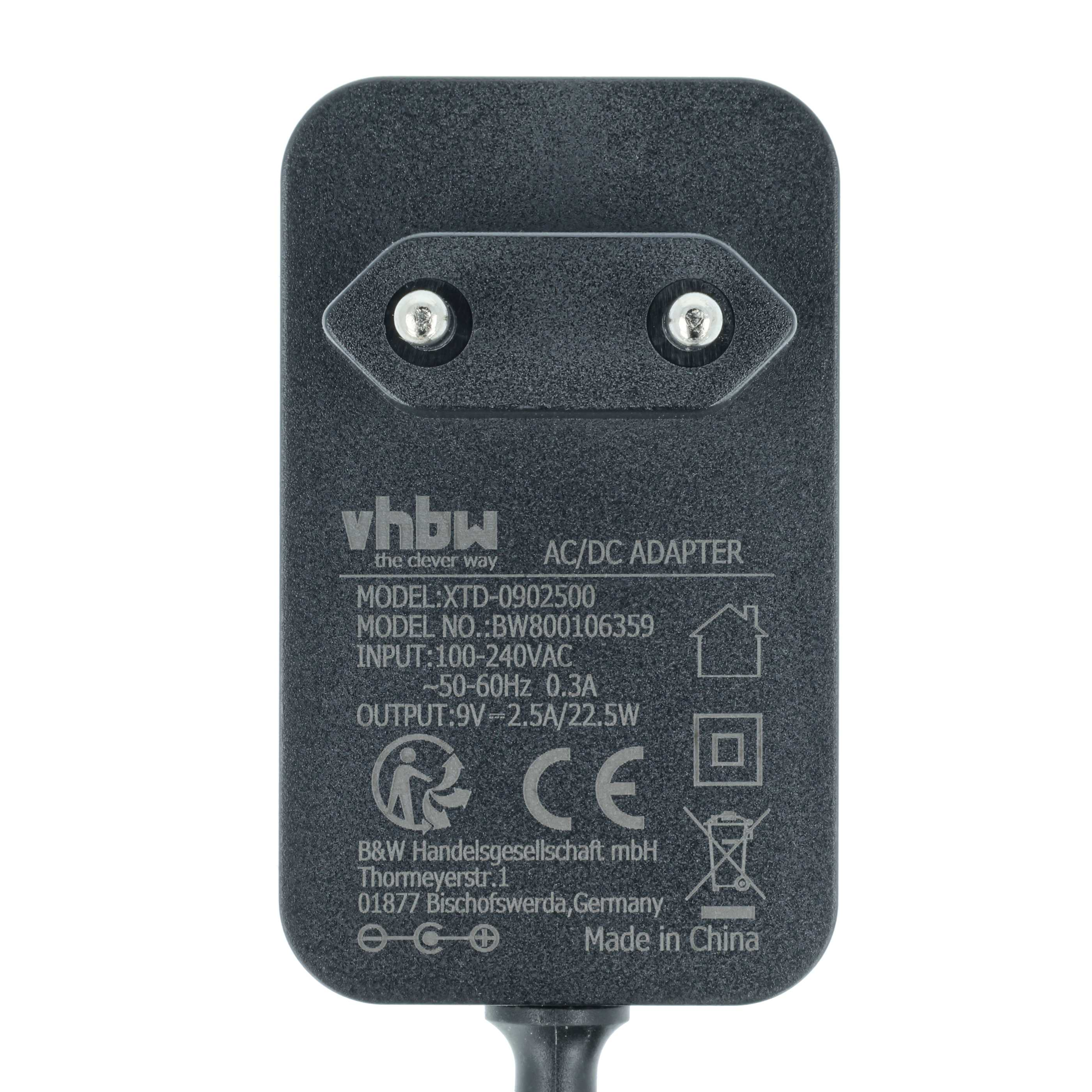 Schwarzer AC/DC-Adapter mit silbernen Stiften, Produktdetails aufgedruckt. Hergestellt in China.