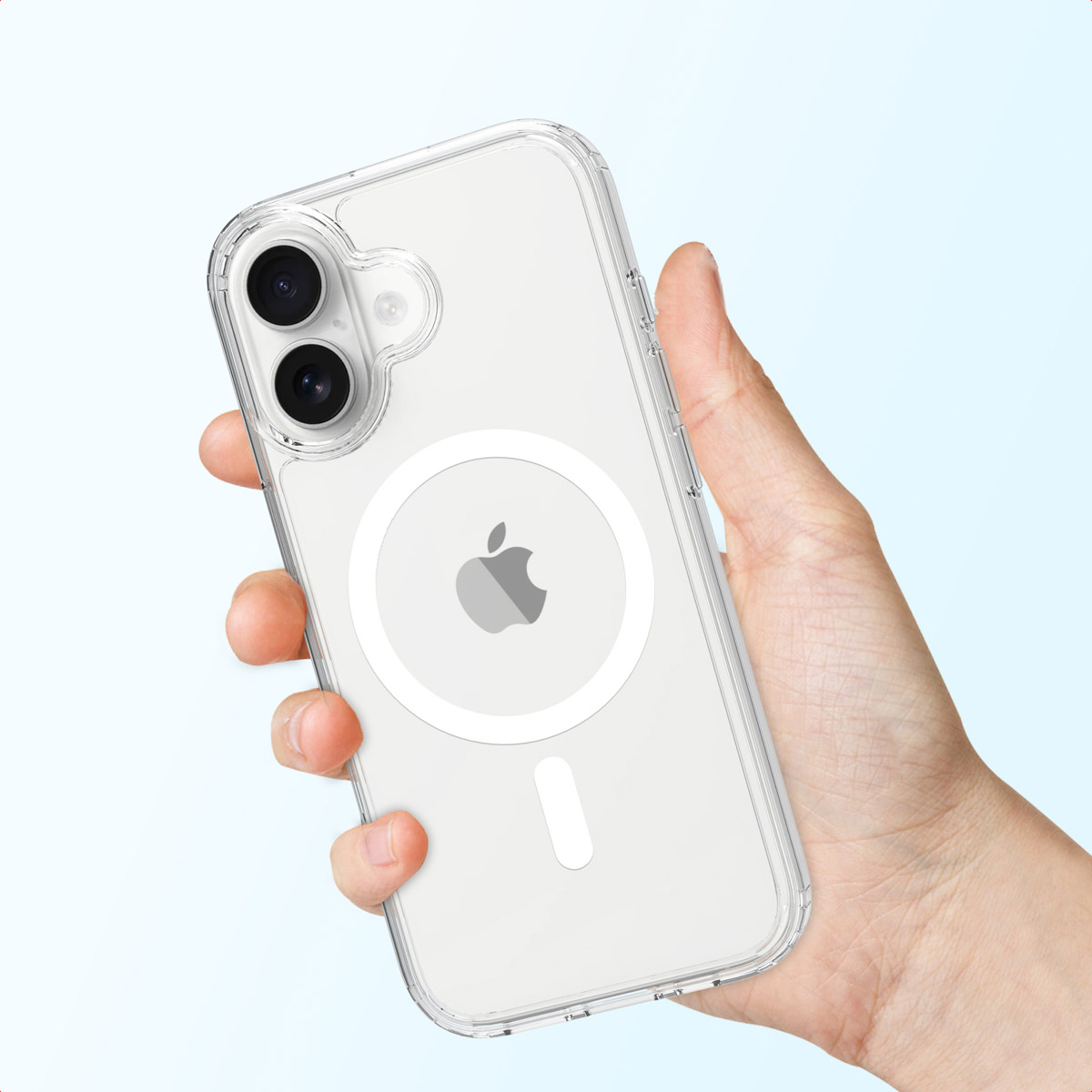 Une main tient une coque transparente pour iPhone. La coque présente un logo Apple et des découpes pour l'appareil photo. Le fond est bleu clair.