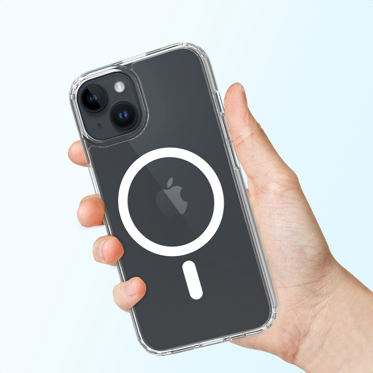 Une main tient un iPhone transparent avec une coque MagSafe. Le téléphone a un dos noir et le logo Apple. Le fond est bleu clair.