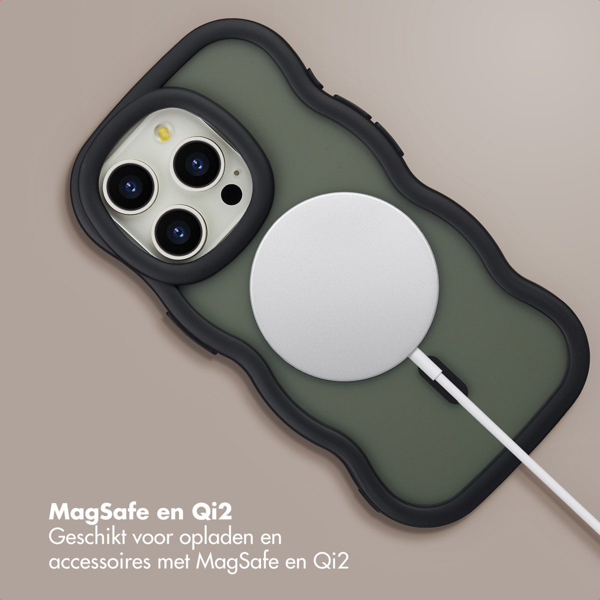 Een iPhone hoesje met een MagSafe oplader bevestigd. De case is olijfgroen met een zwarte rand. Een witte oplader is aangesloten.
