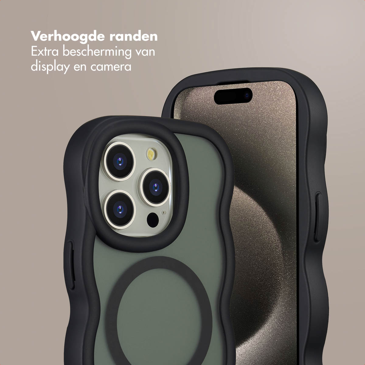 Twee smartphonehoesjes. Eén toont de camera van een telefoon. Beide hebben zwarte randen. De achtergrond is lichtbruin.