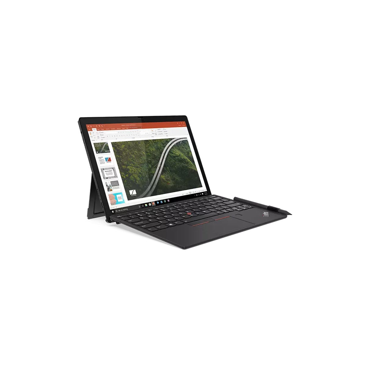 Czarny laptop z klawiaturą i ekranem, na którym widnieje droga przez las. Pióro znajduje się po prawej stronie.