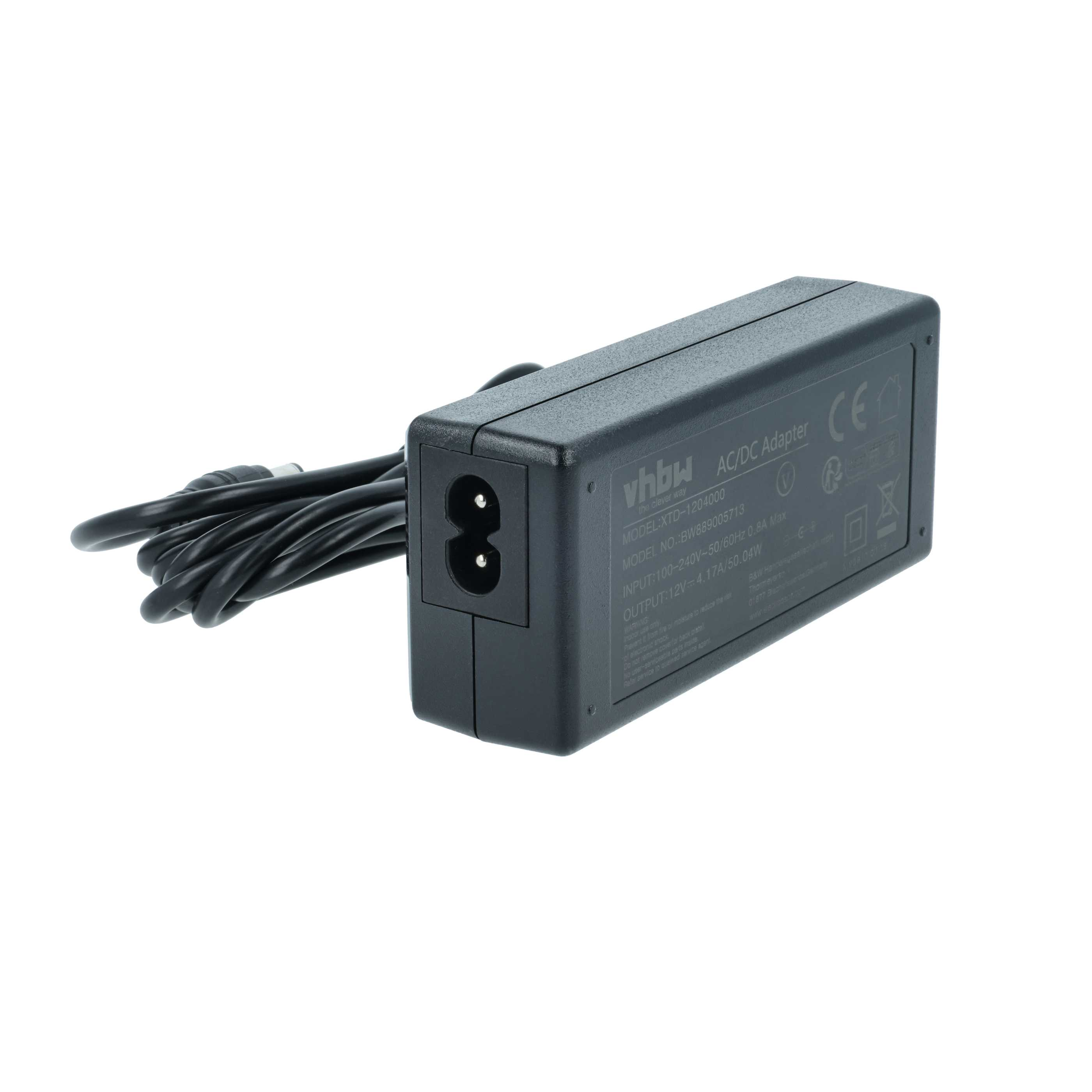 Ein schwarzes AC/DC-Netzteil mit Kabel auf weißem Hintergrund. Der Adapter hat Text.