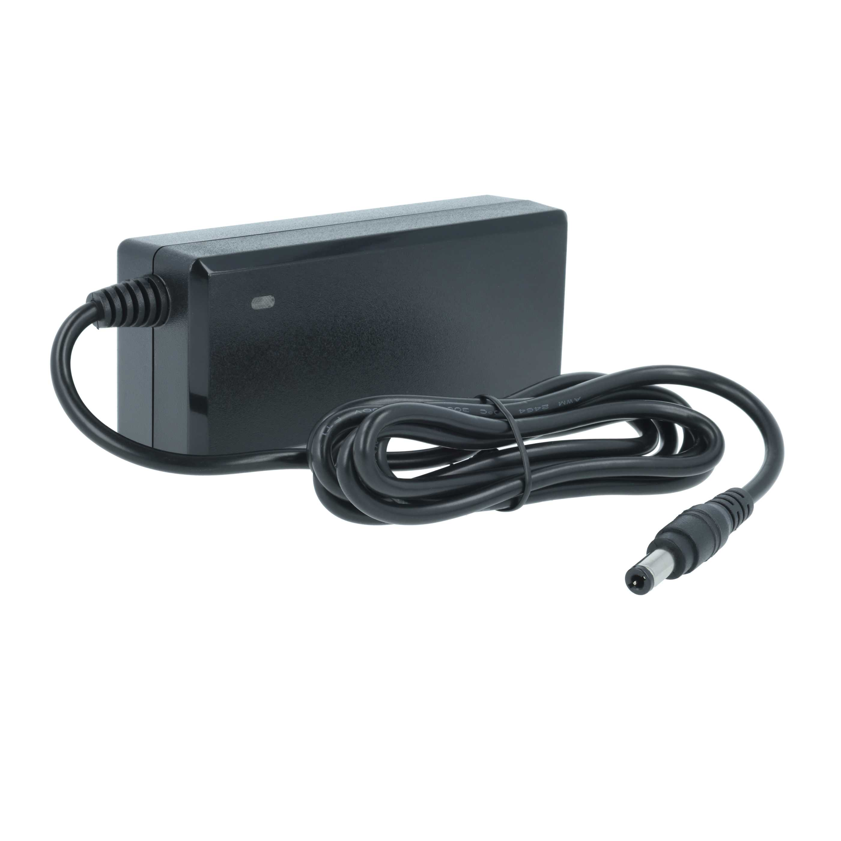 Schwarzes Netzteil mit gewickeltem Kabel und DC-Stecker auf weißem Hintergrund.