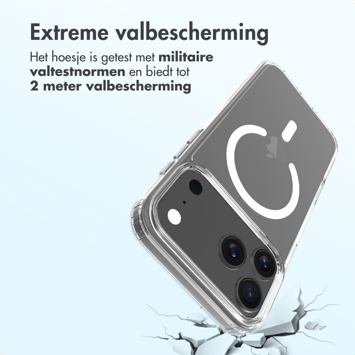 Een doorzichtige telefoonhoes met een wit logo staat schuin. De achtergrond is lichtblauw met scheuren onderaan, wat een valtest suggereert.