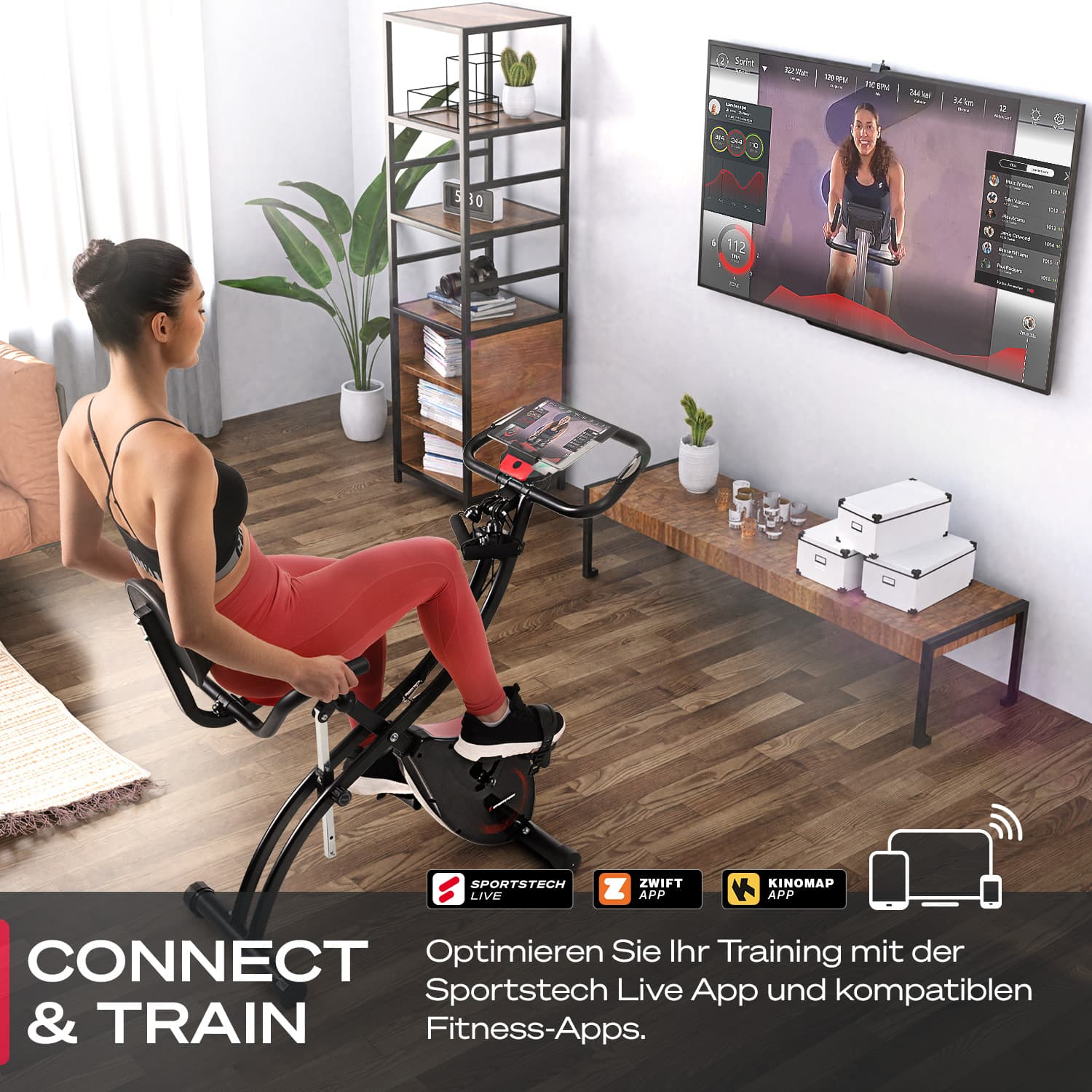 Frau auf Heimtrainer, schaut TV. Trainings-App-Symbole werden angezeigt. Modernes Wohnzimmer mit Holzmöbeln.