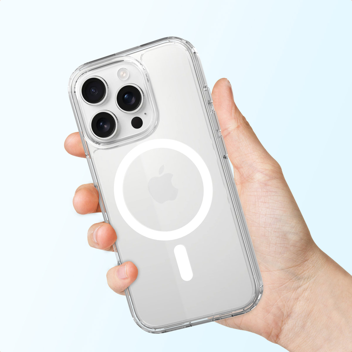 Main tenant une coque de téléphone transparente avec un iPhone à l'intérieur. L'étui possède des fonctionnalités MagSafe. Fond dégradé bleu et blanc.