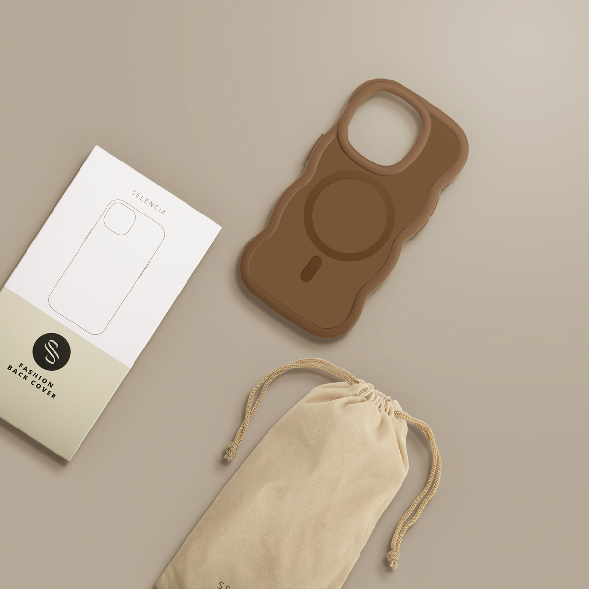 Bruine telefoonhoes, witte doos en beige zakje op een beige ondergrond. De hoes heeft een golvende rand en een magnetische cirkel.