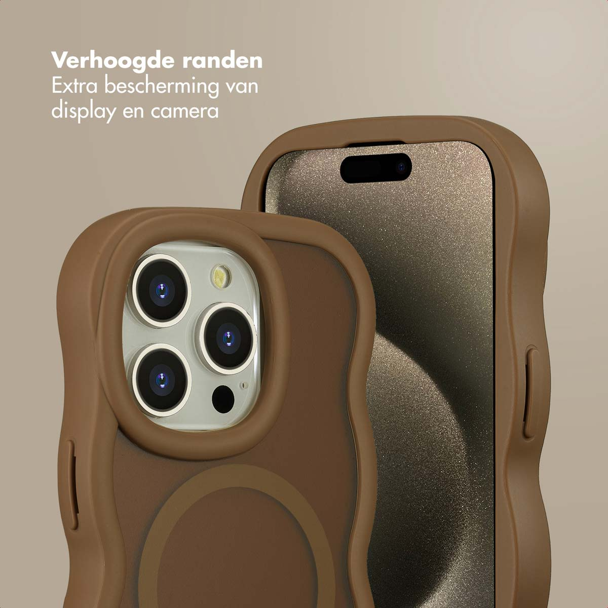 Twee bruine telefoonhoesjes met telefoons erin. Hoesjes hebben verhoogde randen. Eén hoesje heeft drie cameralenzen.