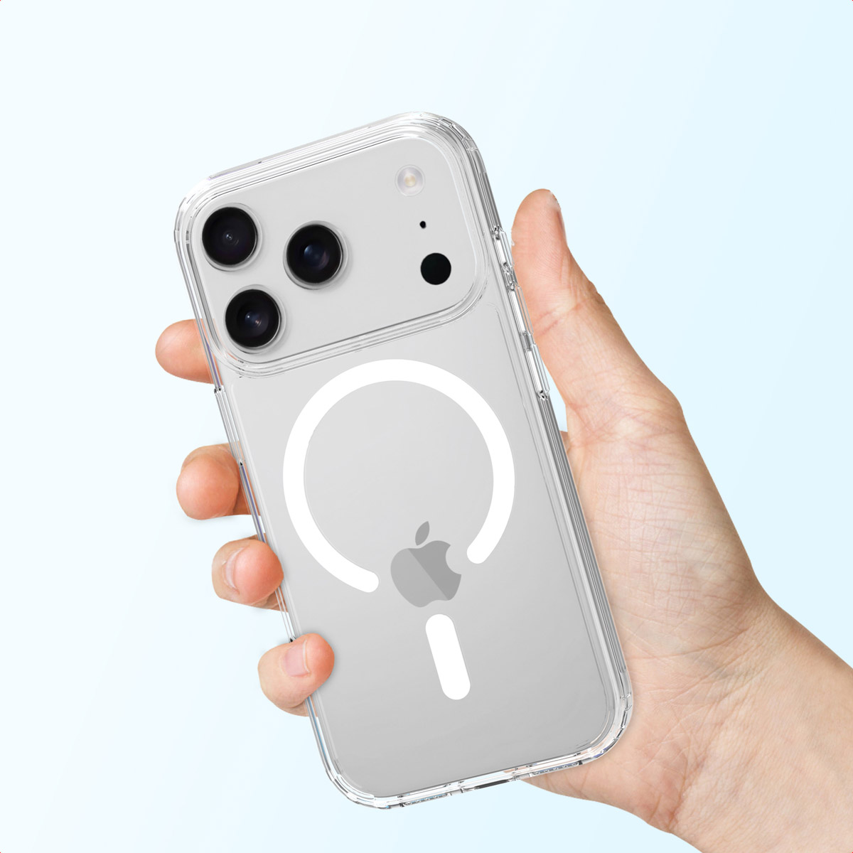 Una mano che tiene una custodia trasparente per iPhone. La custodia mostra il logo Apple e un anello MagSafe bianco. Il telefono ha più fotocamere.