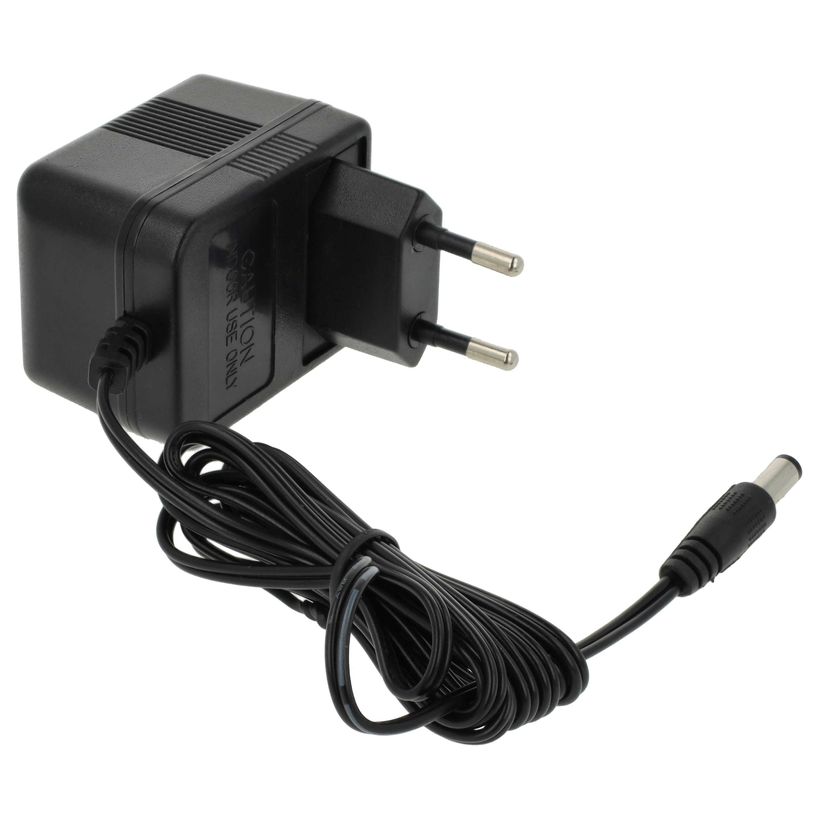 Ein schwarzes Netzteil mit Stecker, Kabel und DC-Anschluss. Weißer Hintergrund.