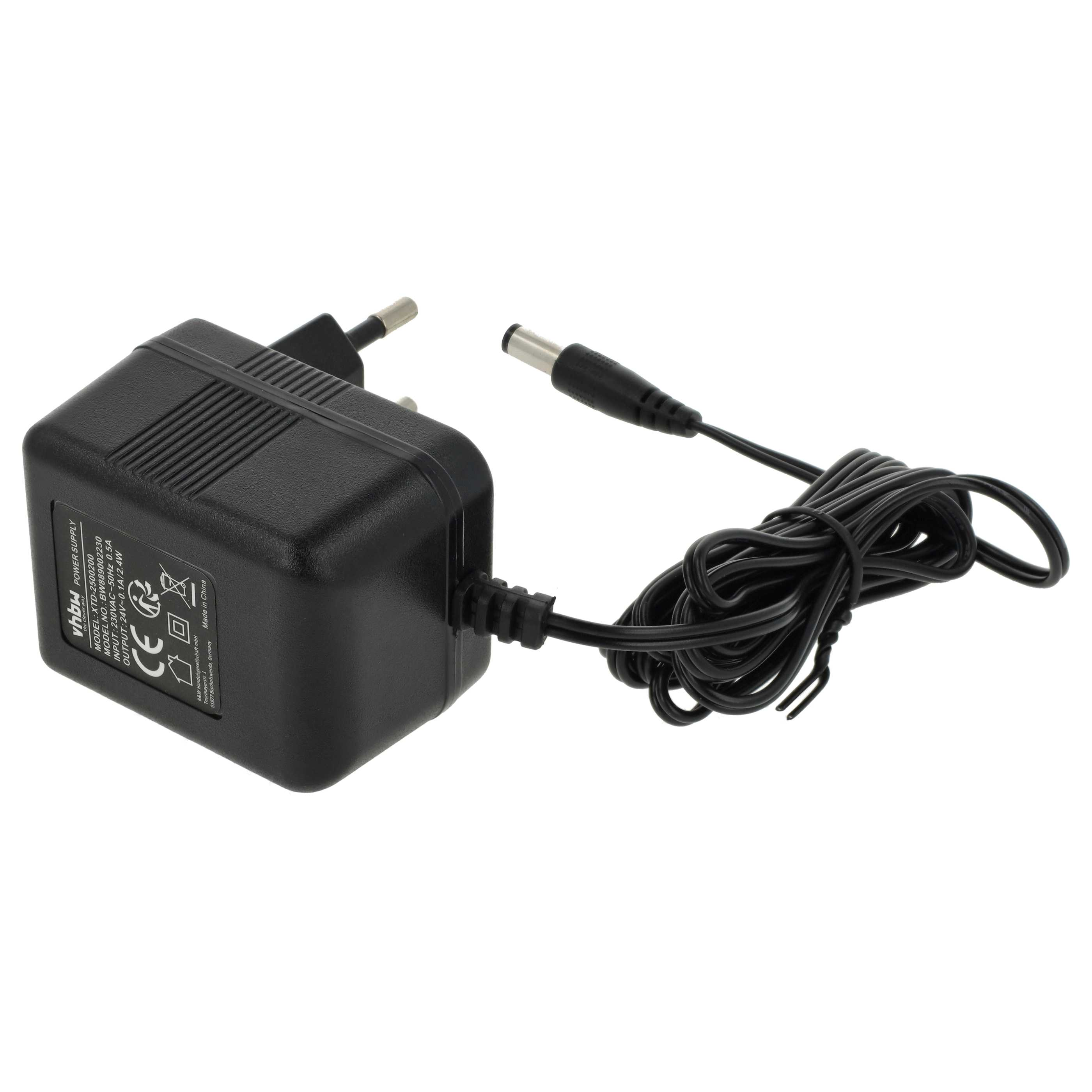 Ein schwarzes Netzteil mit schwarzem Kabel und Stecker. Weißer Hintergrund.
