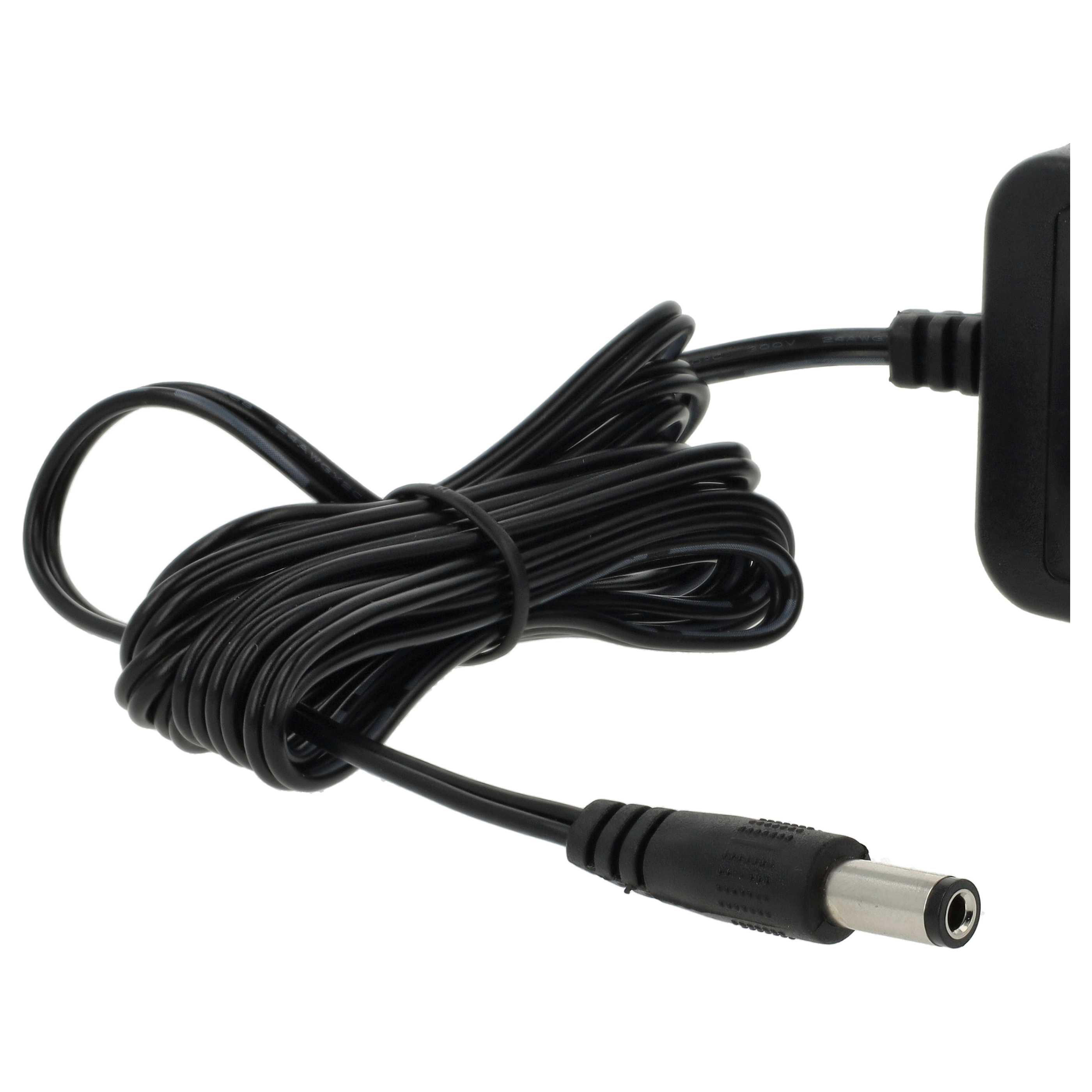 Ein schwarzes Netzteil mit aufgerolltem Kabel und DC-Anschluss auf weißem Hintergrund.