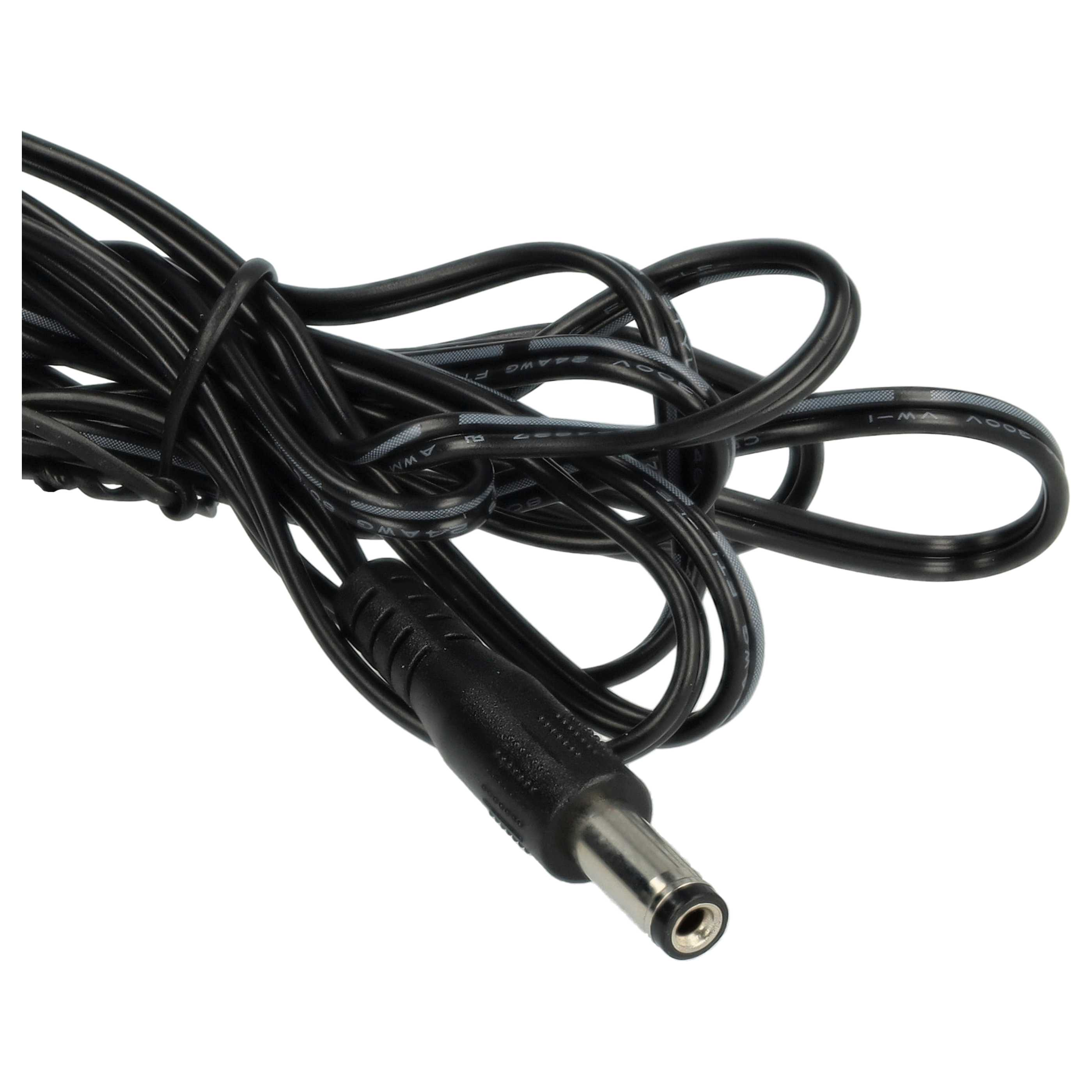 Schwarzes Netzkabel mit Stecker. Das Kabel ist aufgerollt. Weißer Hintergrund.
