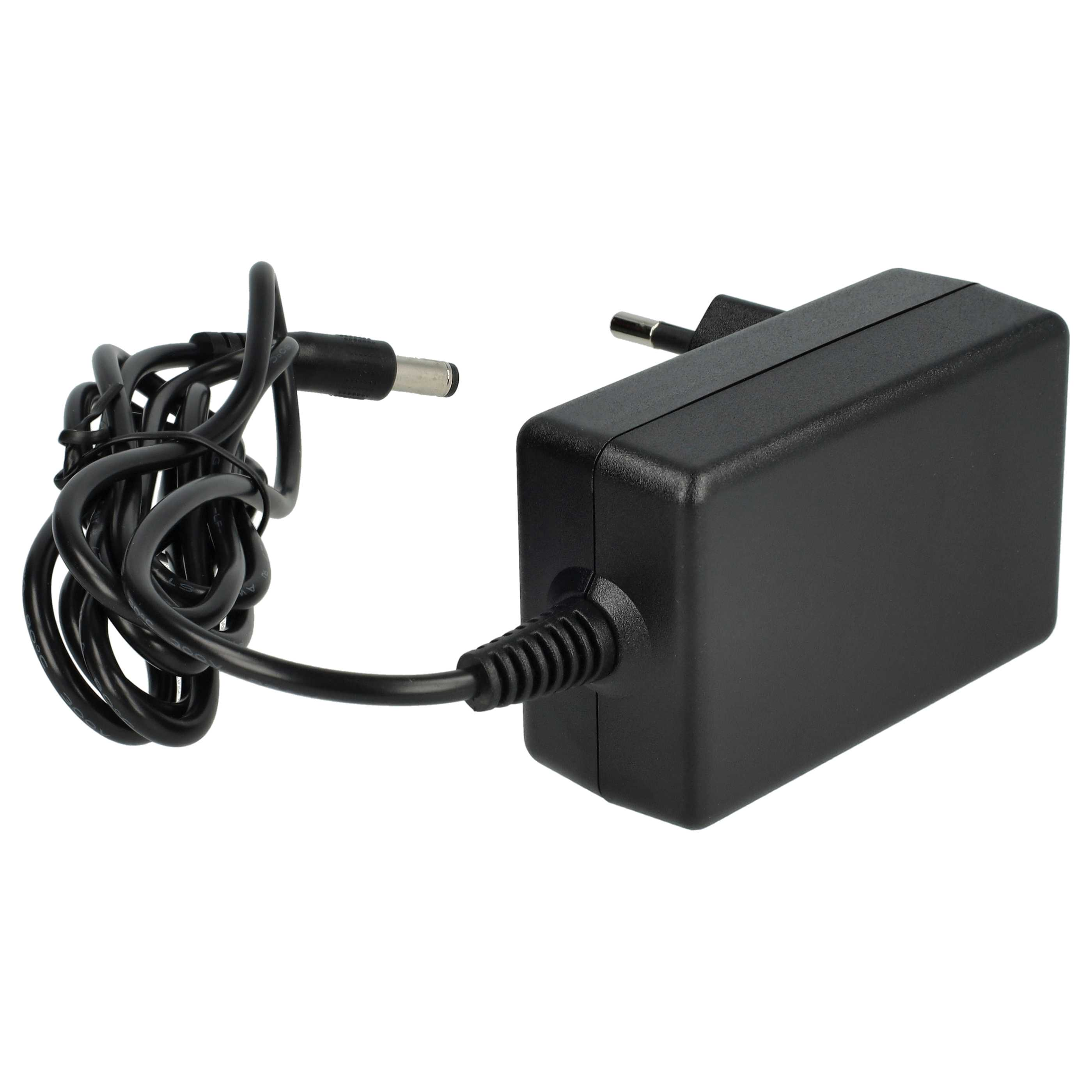 Ein schwarzes Netzteil mit einem verhedderten Kabel und einem Stecker. Der Hintergrund ist weiß.