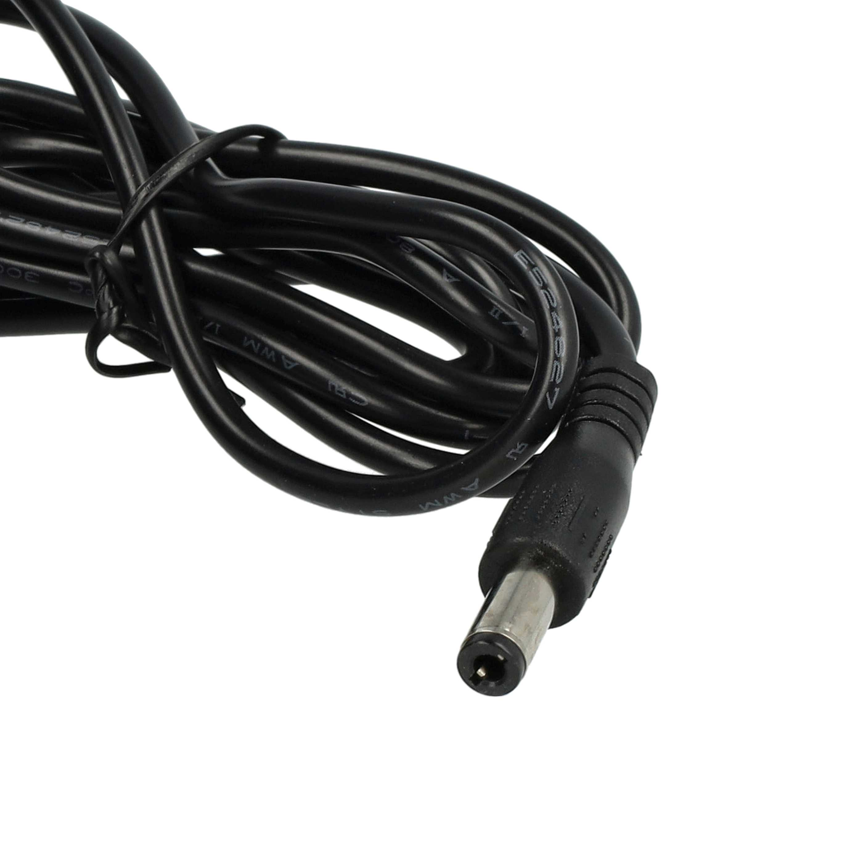 Nahaufnahme eines schwarzen Stromkabels mit DC-Anschluss. Das Kabel ist aufgerollt, der Stecker befindet sich rechts.