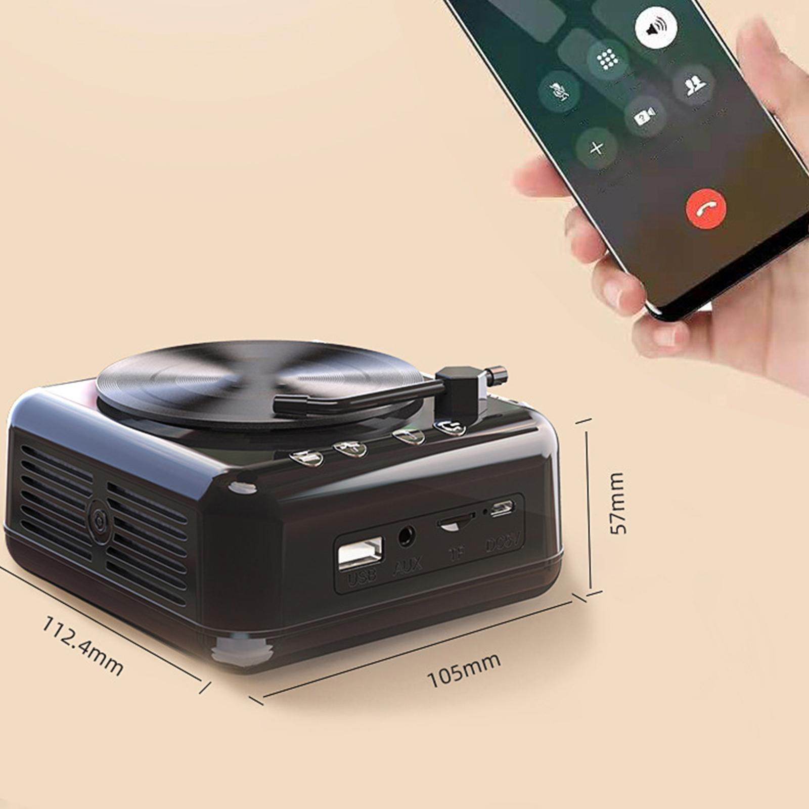 Ein schwarzer Retro-Plattenspieler neben einem Smartphone mit Anrufbildschirm. Maße sind angegeben.