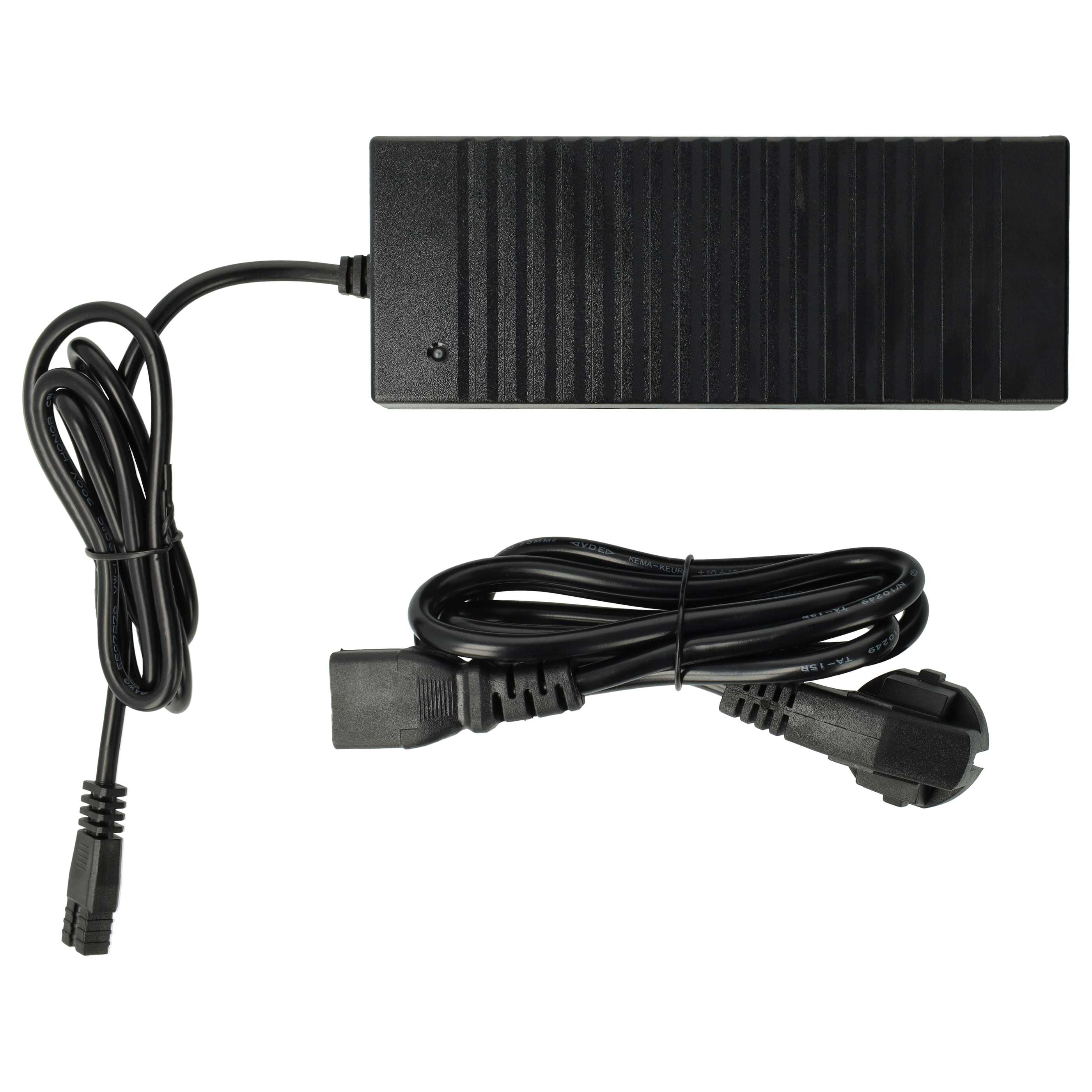 Ein schwarzes Netzteil mit Netzkabel und Kabel. Der Hintergrund ist weiß.