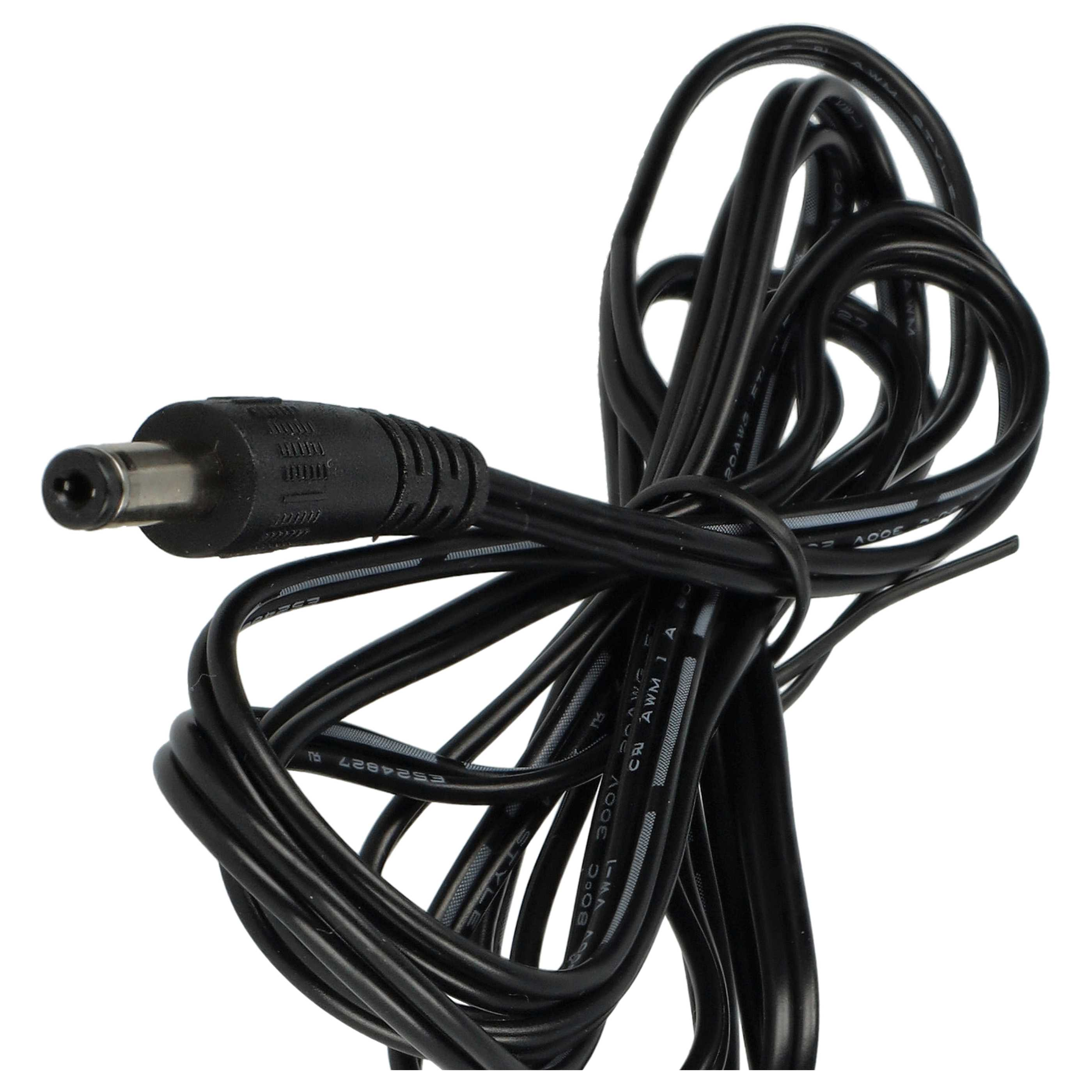 Ein schwarzes Netzkabel mit Stecker ist auf weißem Untergrund aufgerollt. Das Kabel ist dick und hat Text.