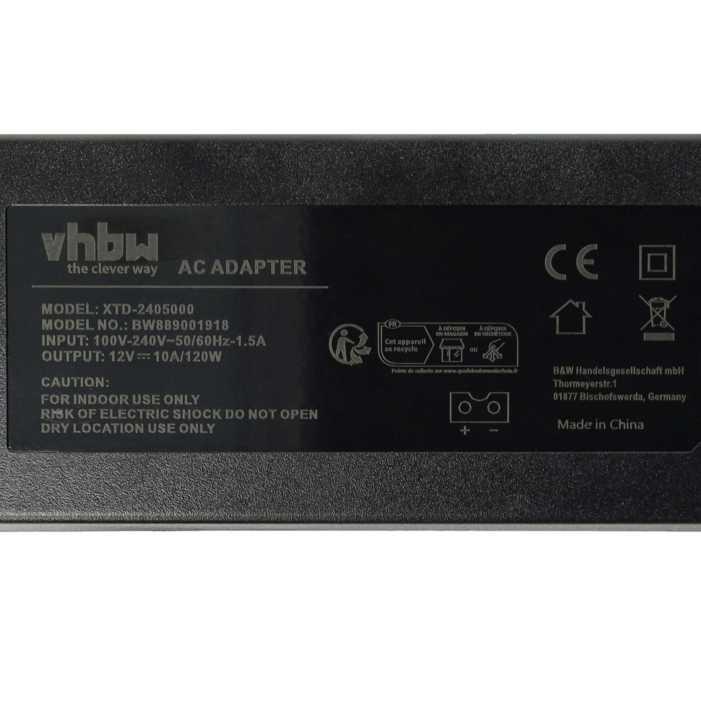 Schwarzes AC-Netzteil mit weißem Text, Modellinformationen und Recycling-Symbolen. Hergestellt in China.