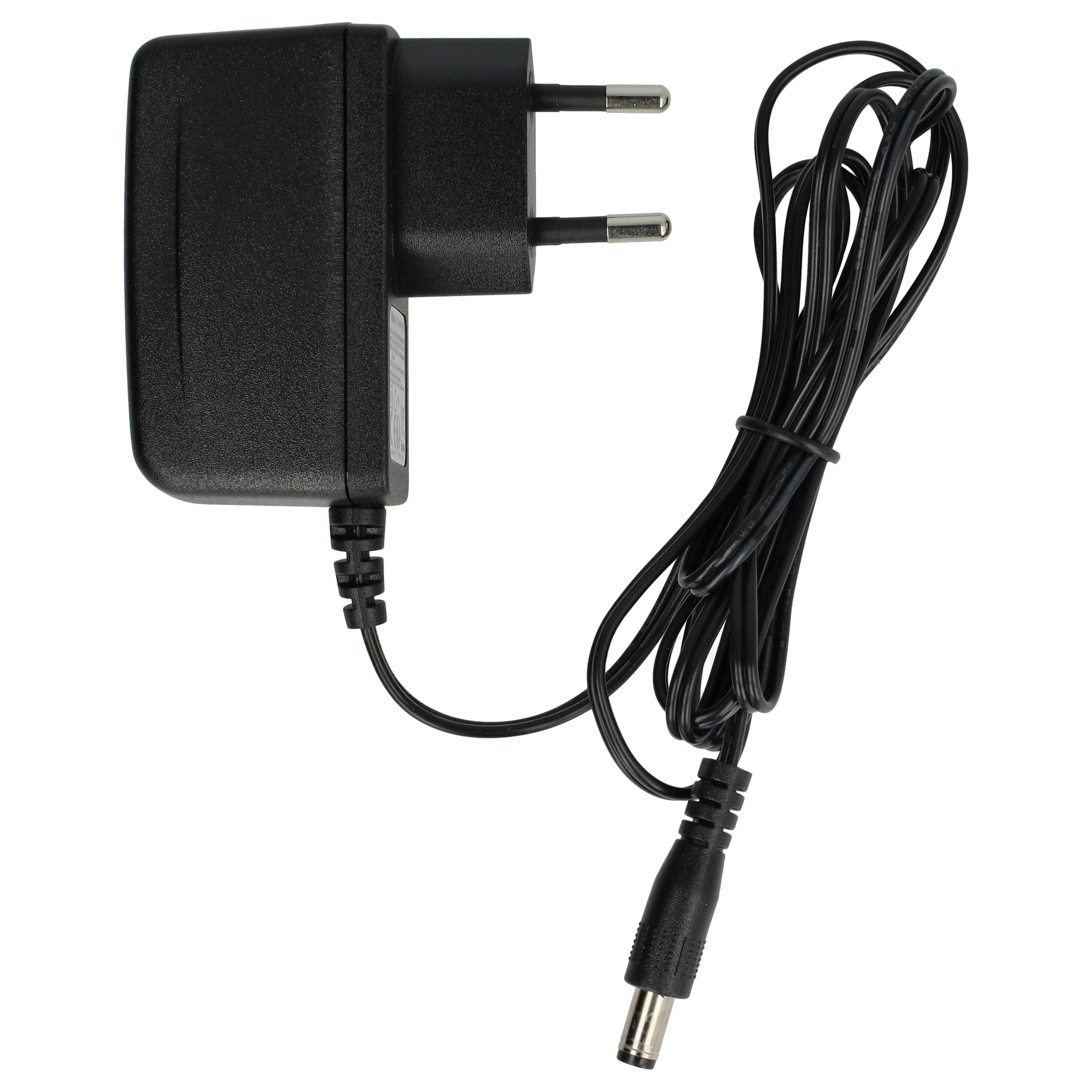 Schwarzes Netzteil mit Stecker und Kabel. Das Kabel ist aufgerollt. Weißer Hintergrund.