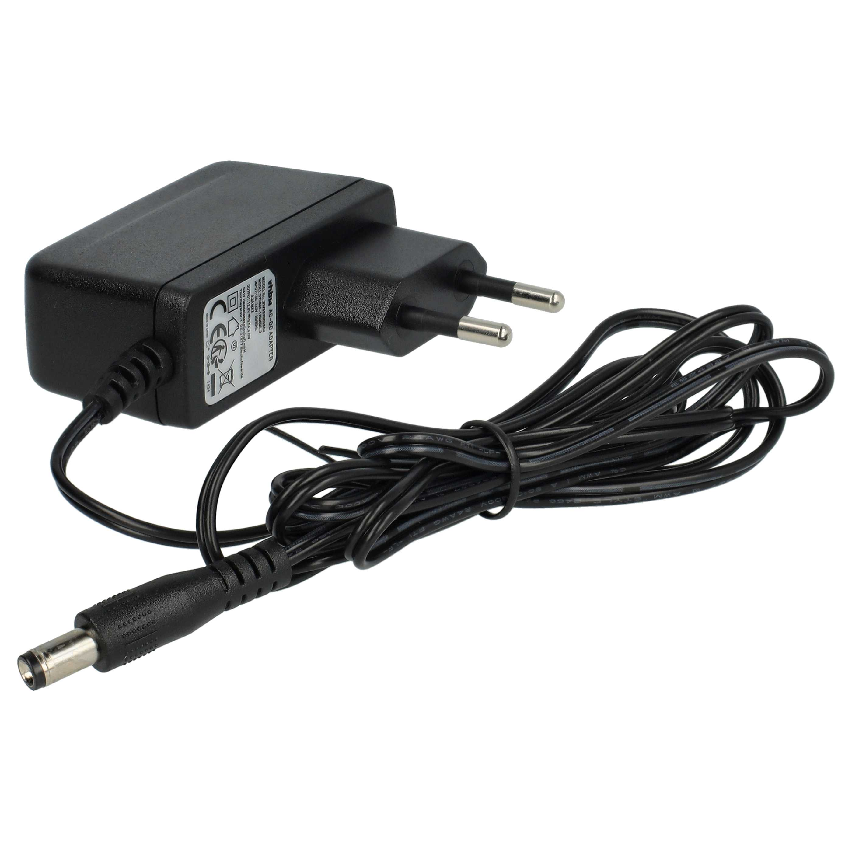 Ein schwarzer AC-DC-Adapter mit Stecker, Kabel und Stecker auf weißer Oberfläche.