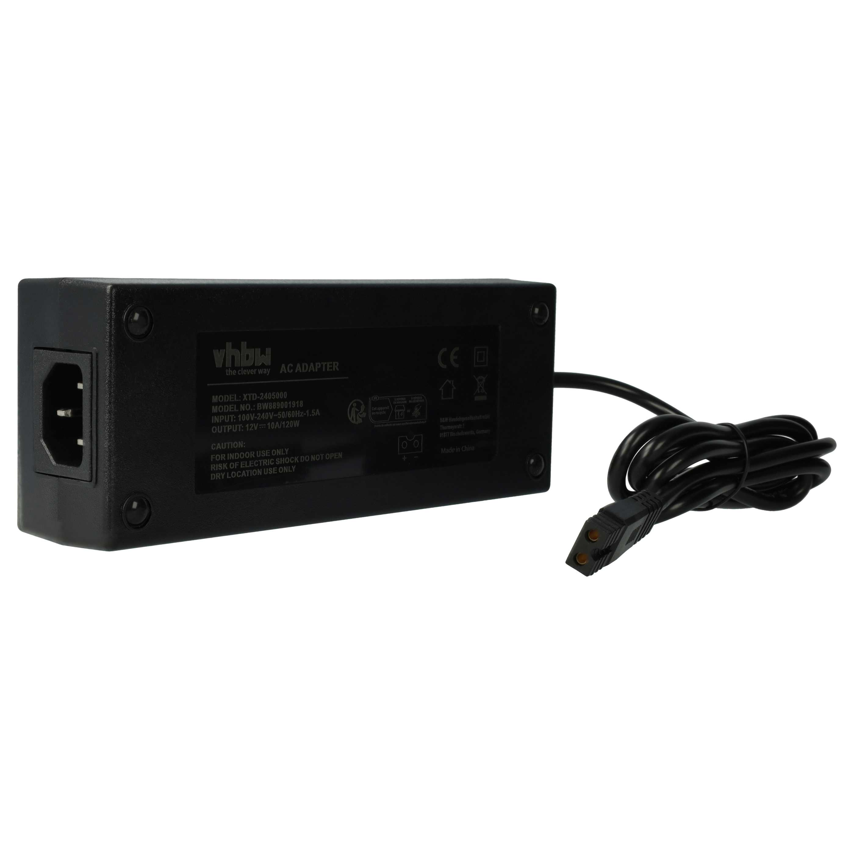 Schwarzes AC-Netzteil mit Netzkabel. Text auf dem Adapter zeigt Modell, Eingangs- und Ausgangsspezifikationen.