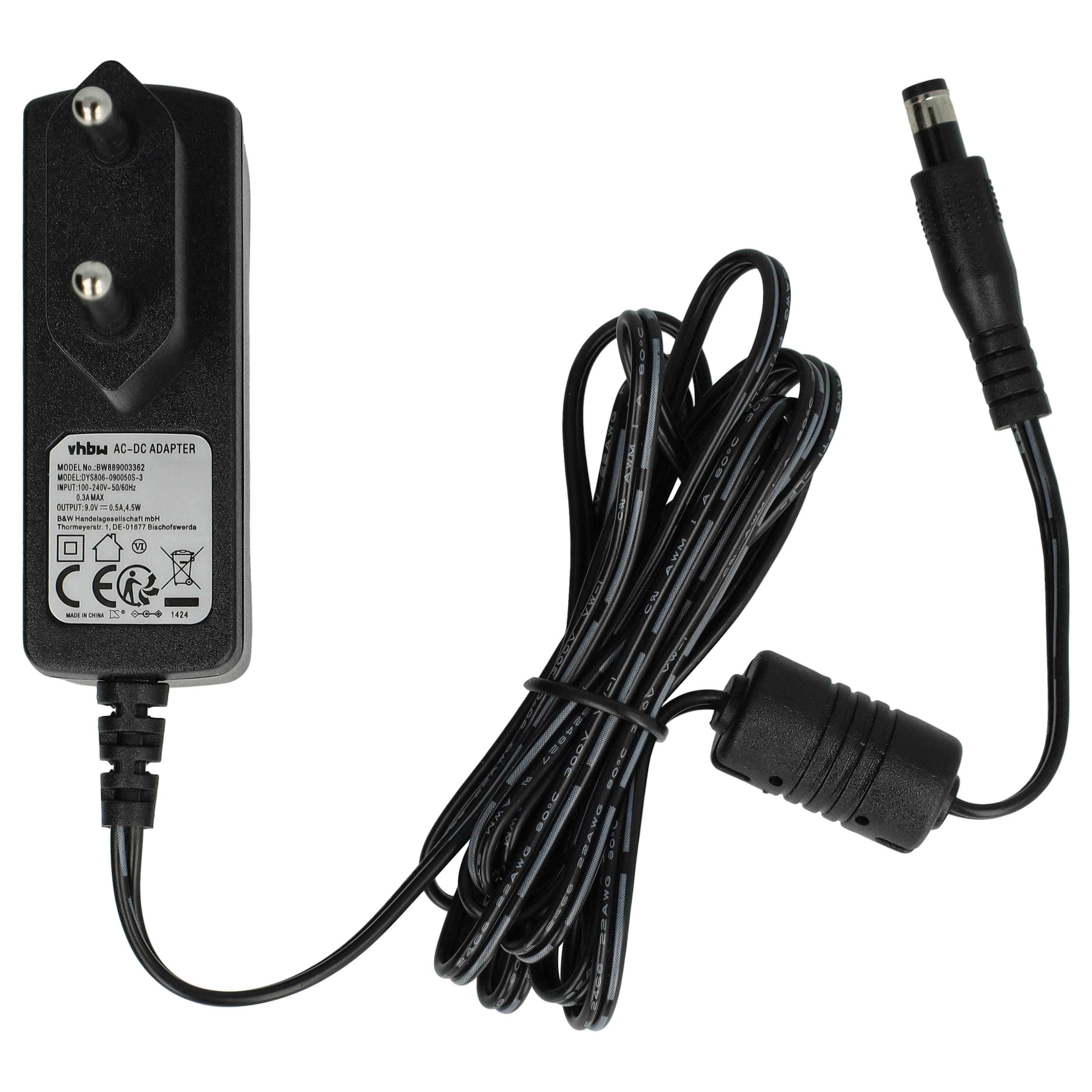 Ein AC-DC-Adapter mit schwarzem Stecker, Kabel und Anschluss. Der Adapter hat Text.
