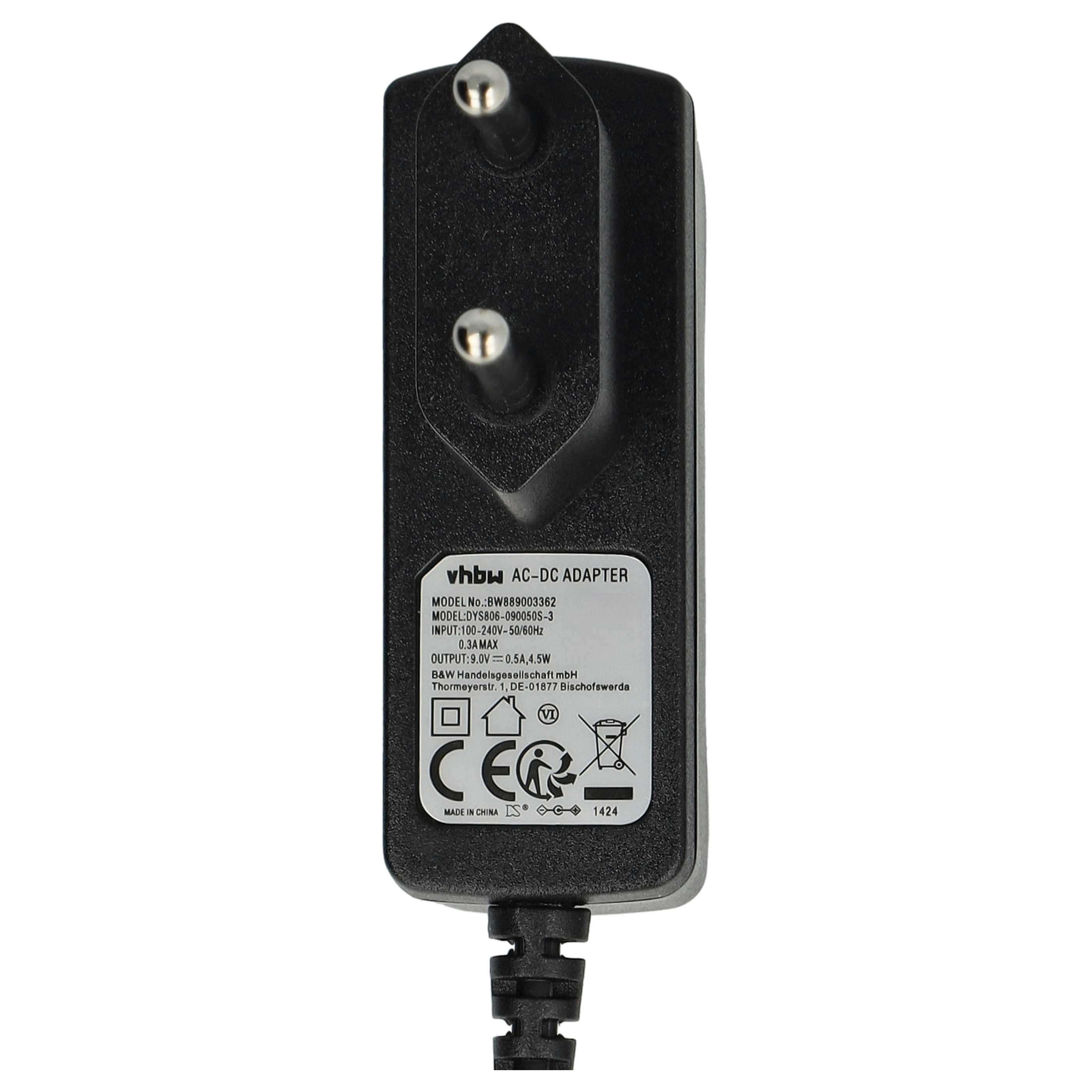 Schwarzer AC-DC-Adapter mit Stiften und einem Etikett mit Text. Der Adapter ist eingesteckt.