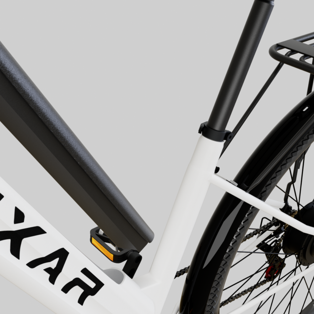 Zbliżenie białej ramy roweru elektrycznego. Czarne elementy to bateria, błotnik i sztyca podsiodłowa. Widoczne koło i łańcuch.