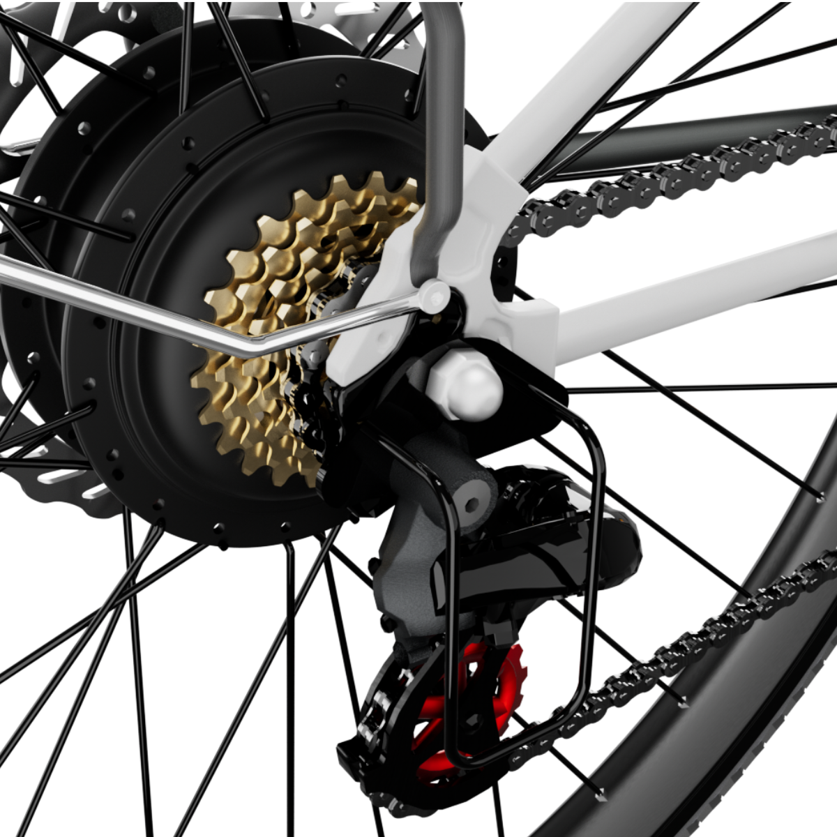 Zbliżenie tylnego koła roweru. Widoczna czarna opona, złote zębatki, łańcuch i czerwone elementy.