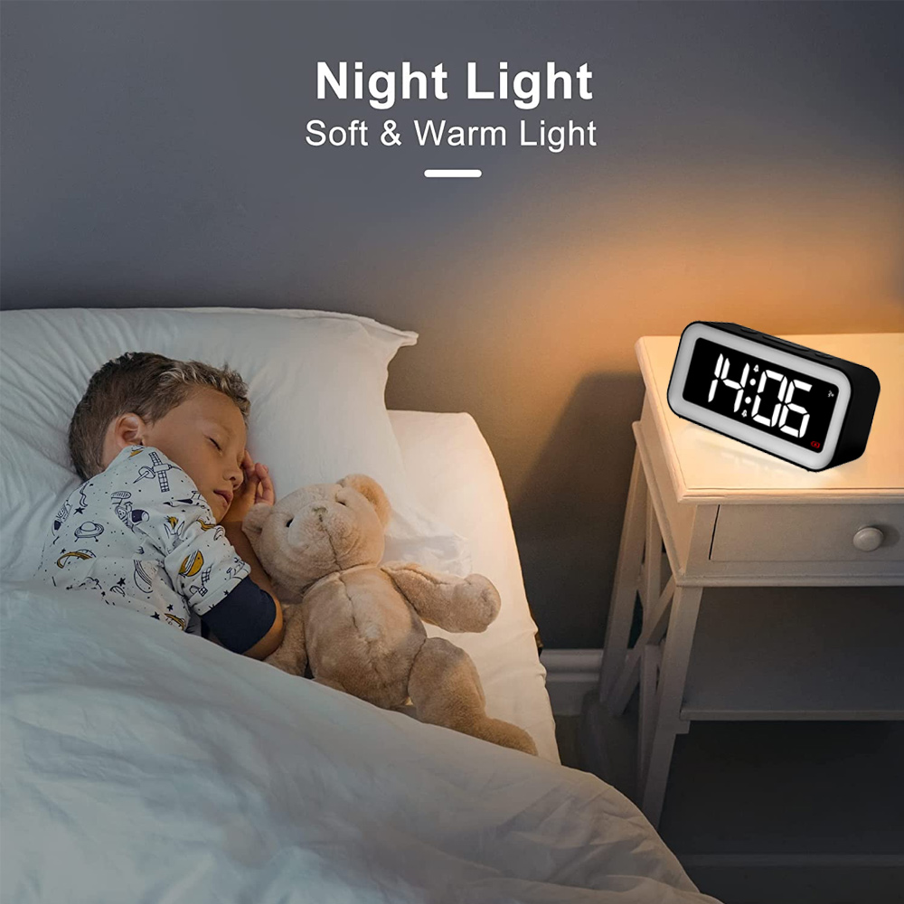 Ein Kind schläft im Bett mit einem Teddybären. Eine Digitaluhr mit der Anzeige 14:06 steht auf einem Nachttisch. Weiches Licht erhellt die Szene.
