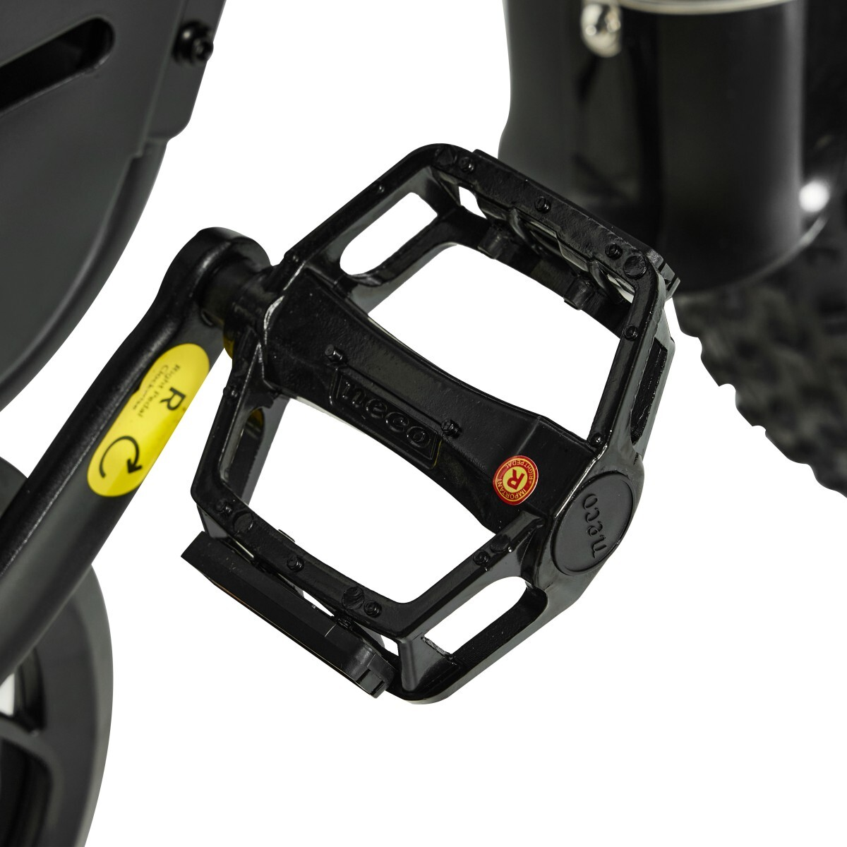 Zbliżenie czarnego pedału rowerowego z oznaczeniem 'R'. Prawy pedał oznaczony 'Right Pedal'. Pedał ma markę 'meco'.