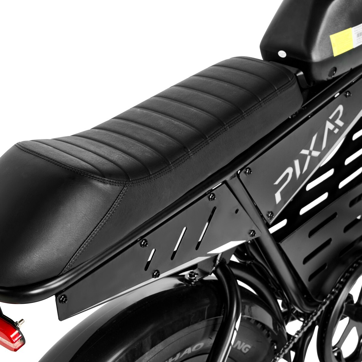 Zbliżenie czarnego motocykla elektrycznego. Siedzisko i nadwozie są czarne. Na boku motocykla znajduje się napis 'PIXAP'.