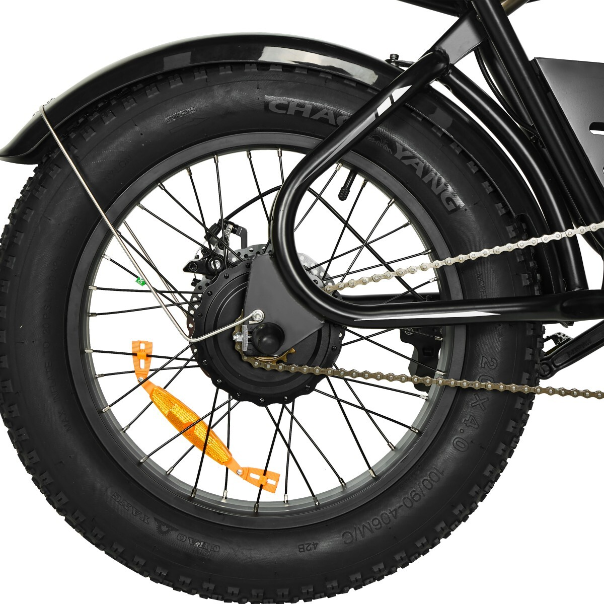 Zbliżenie czarnego koła roweru z oponą. Koło ma szprychy, łańcuch i pomarańczowy odblask.