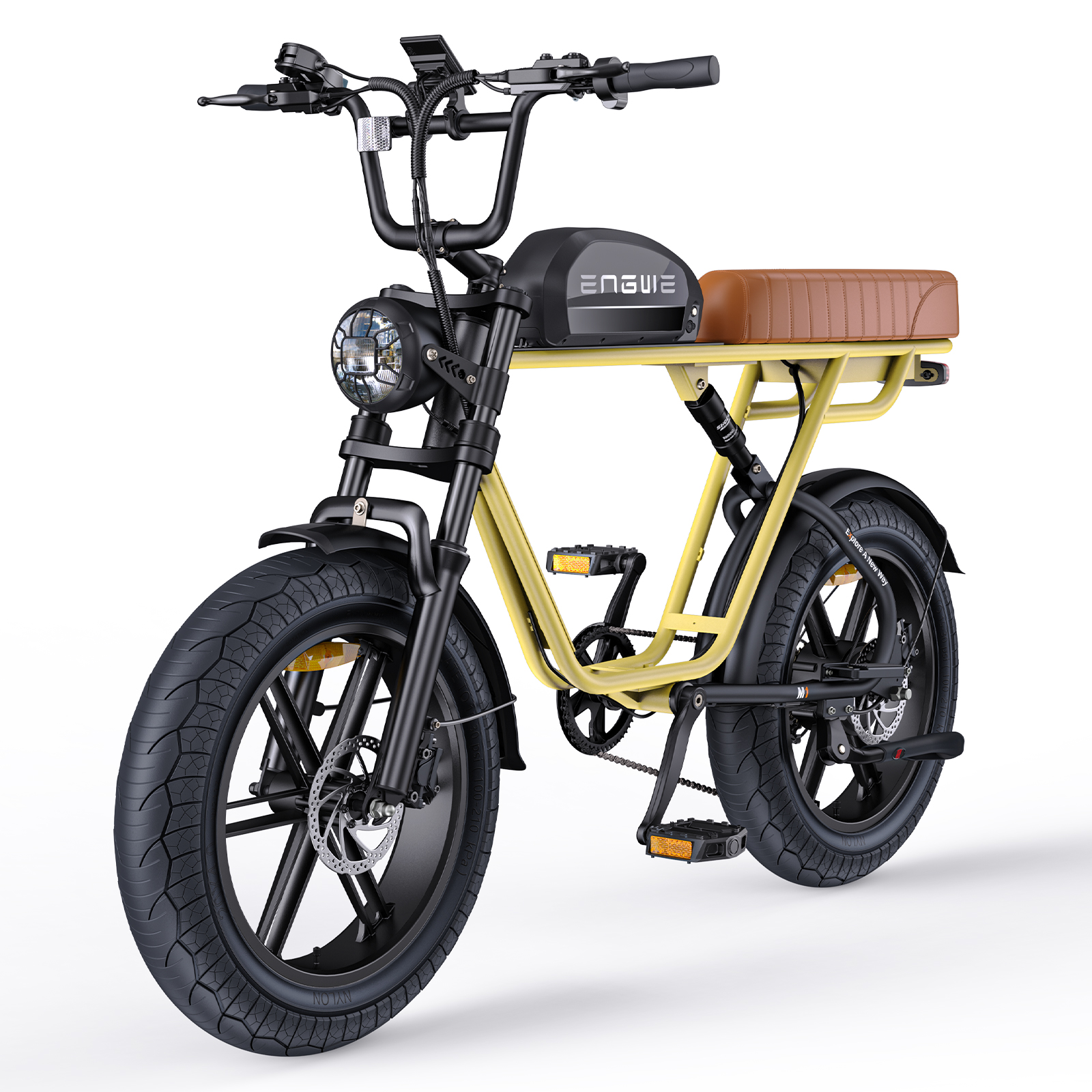 Ein E-Bike mit schwarzen Reifen und Rahmen, gelbem Rahmen, braunem Sitz und dem Markennamen ENGWE auf dem Akku.