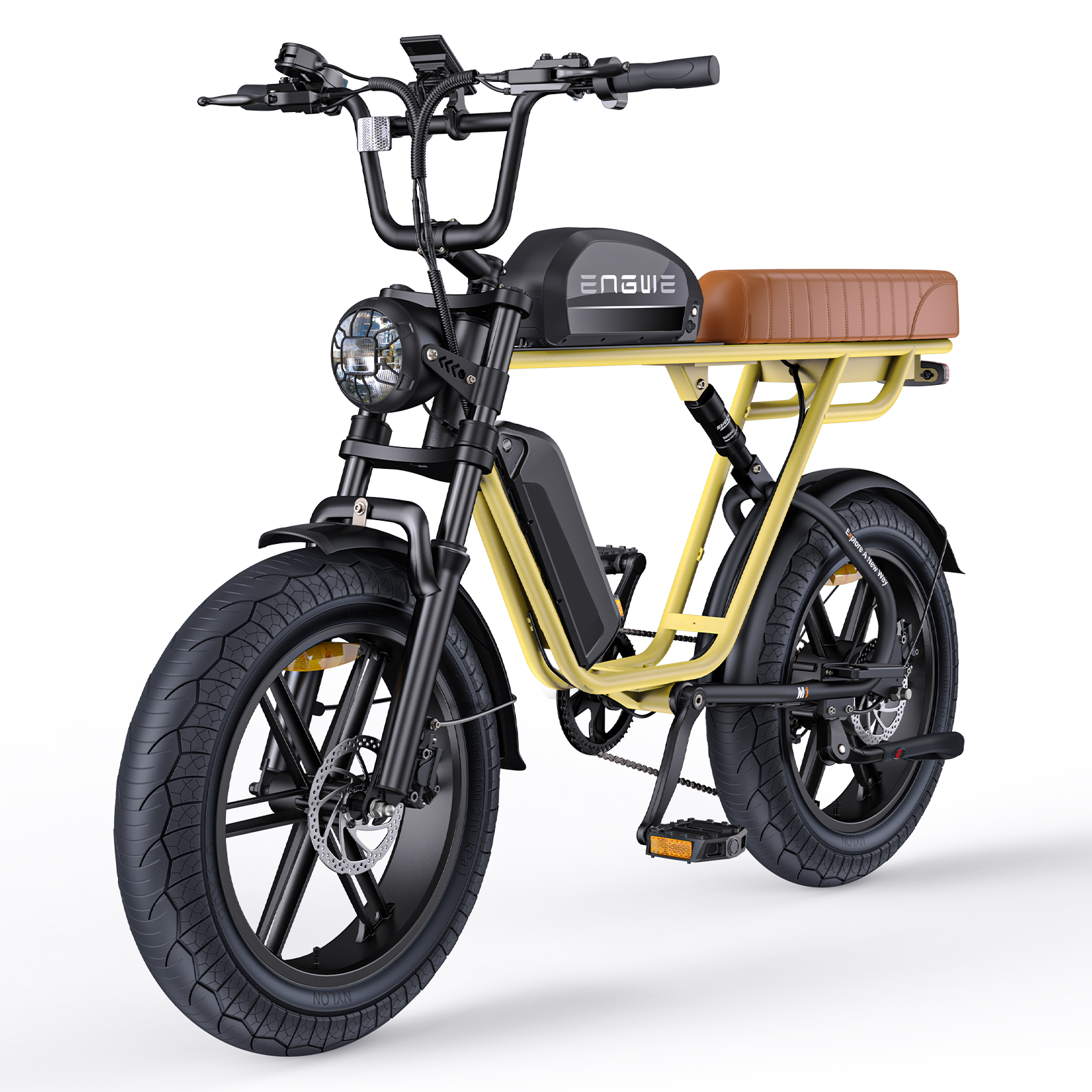 Ein Elektrofahrrad mit gelbem Rahmen, schwarzen Reifen und Komponenten, einem braunen Sitz und einem Scheinwerfer. Die Marke ist ENGWE.