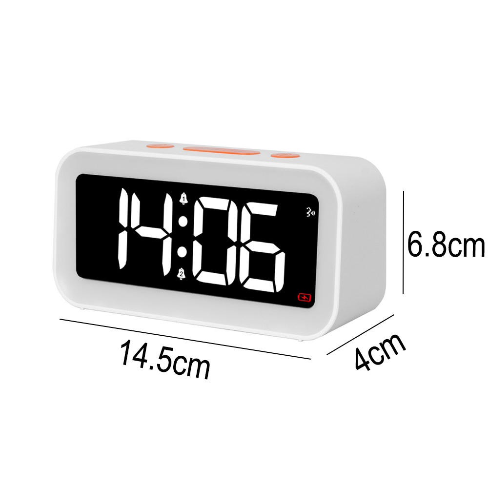 Ein weißer digitaler Wecker zeigt 14:06 an. Orangefarbene Knöpfe und Abmessungen: 14,5 cm lang, 6,8 cm hoch und 4 cm breit. Die Uhr hat einen schwarzen Bildschirm.