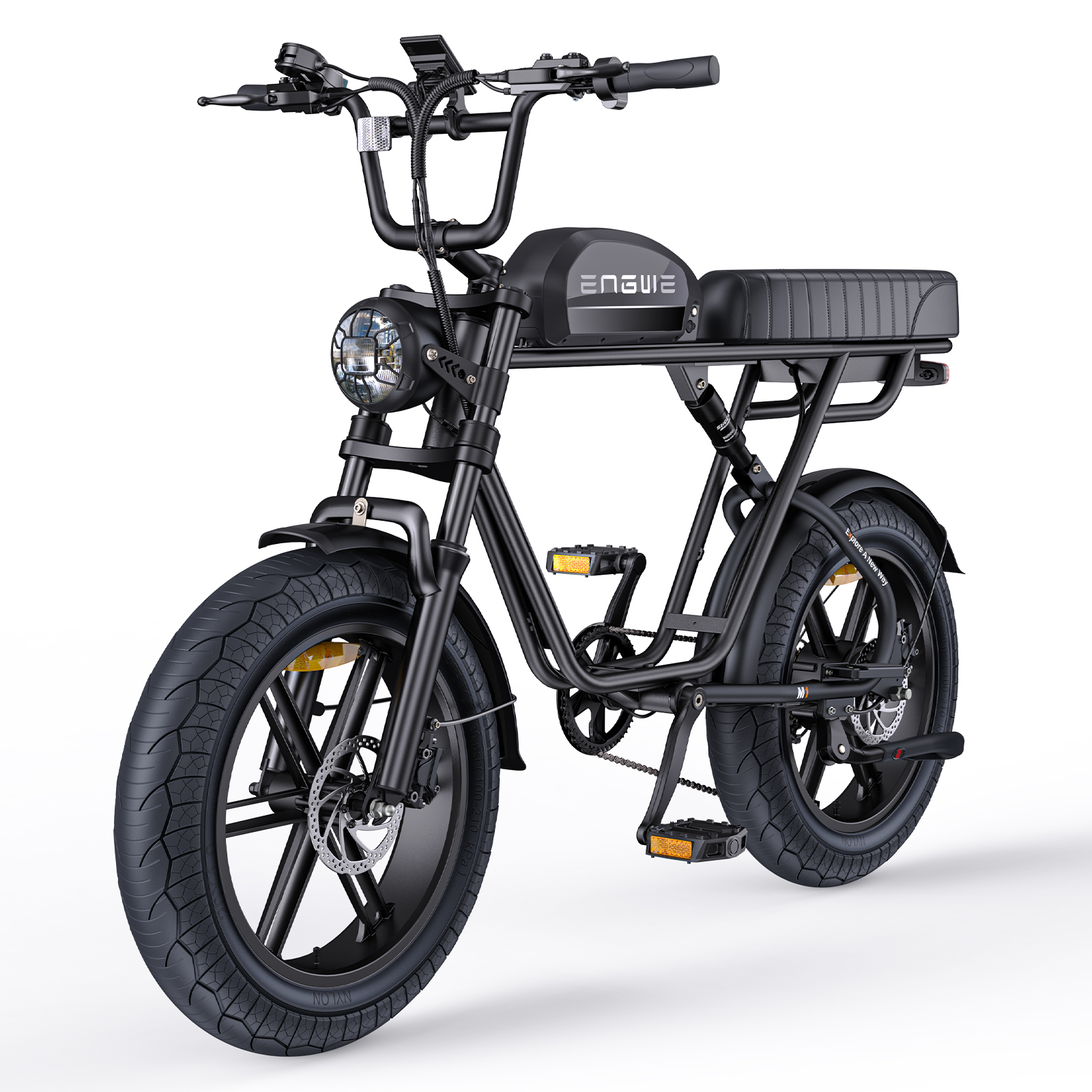 Schwarzes Elektrofahrrad auf weißem Hintergrund. Es hat große Reifen, einen Scheinwerfer und den Markennamen 'ENGWE'.