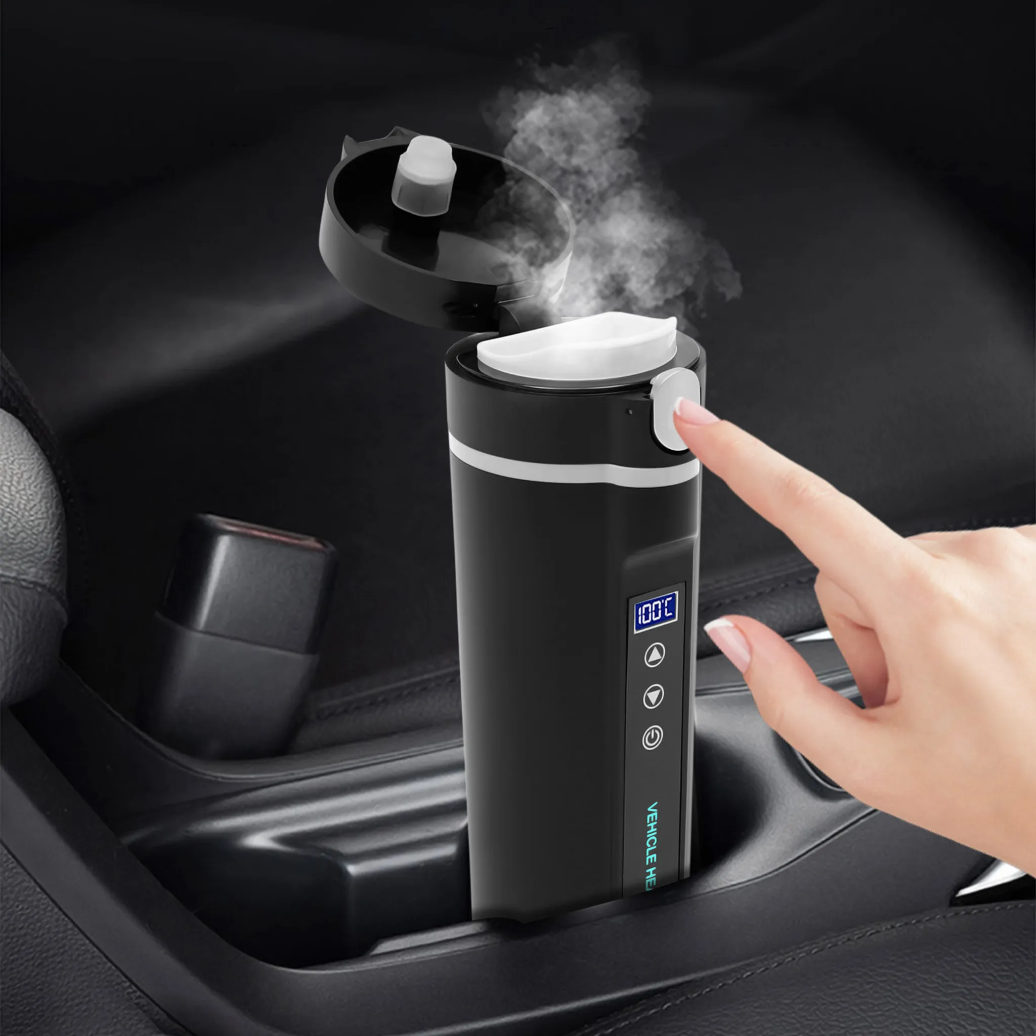 Schwarzer Auto-Reisebecher, dampfend, in einem Auto-Getränkehalter. Eine Hand berührt die Taste. Anzeige zeigt 100°C.