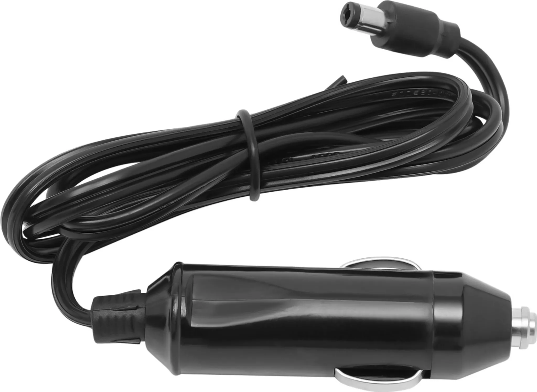 Ein schwarzes Autoladegerät mit Gleichstromanschluss und Auto-Adapter. Das Kabel ist geschlungen und gebunden. Das Ladegerät befindet sich auf weißem Hintergrund.