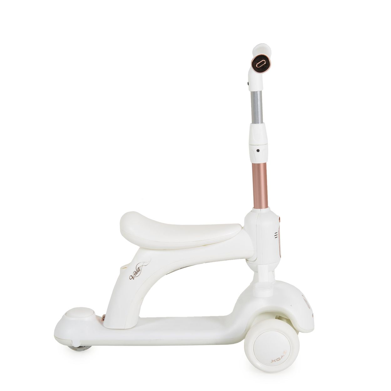 Ein weißer Roller mit Sitz und Lenker. Er hat einen roségoldenen Stiel und ein kleines Rad vorne und zwei Räder hinten.