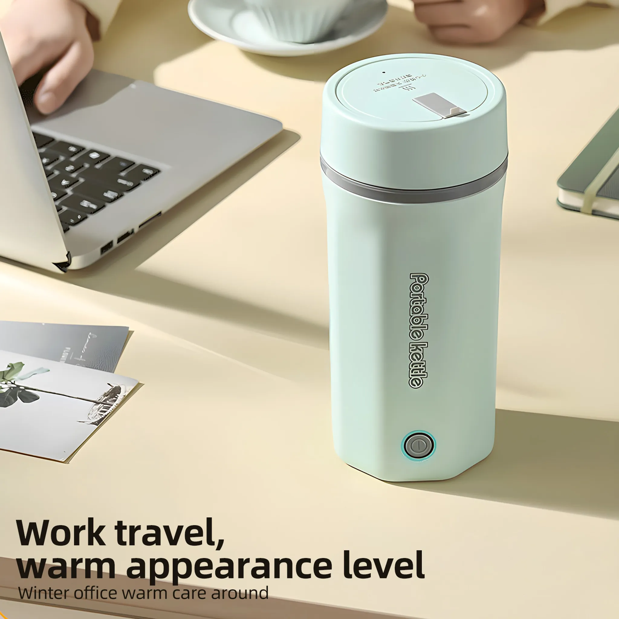 Ein türkisfarbener tragbarer Wasserkocher auf einem Schreibtisch mit Laptop und Notizbuch. Text: 'Portable kettle' und 'Work travel'.