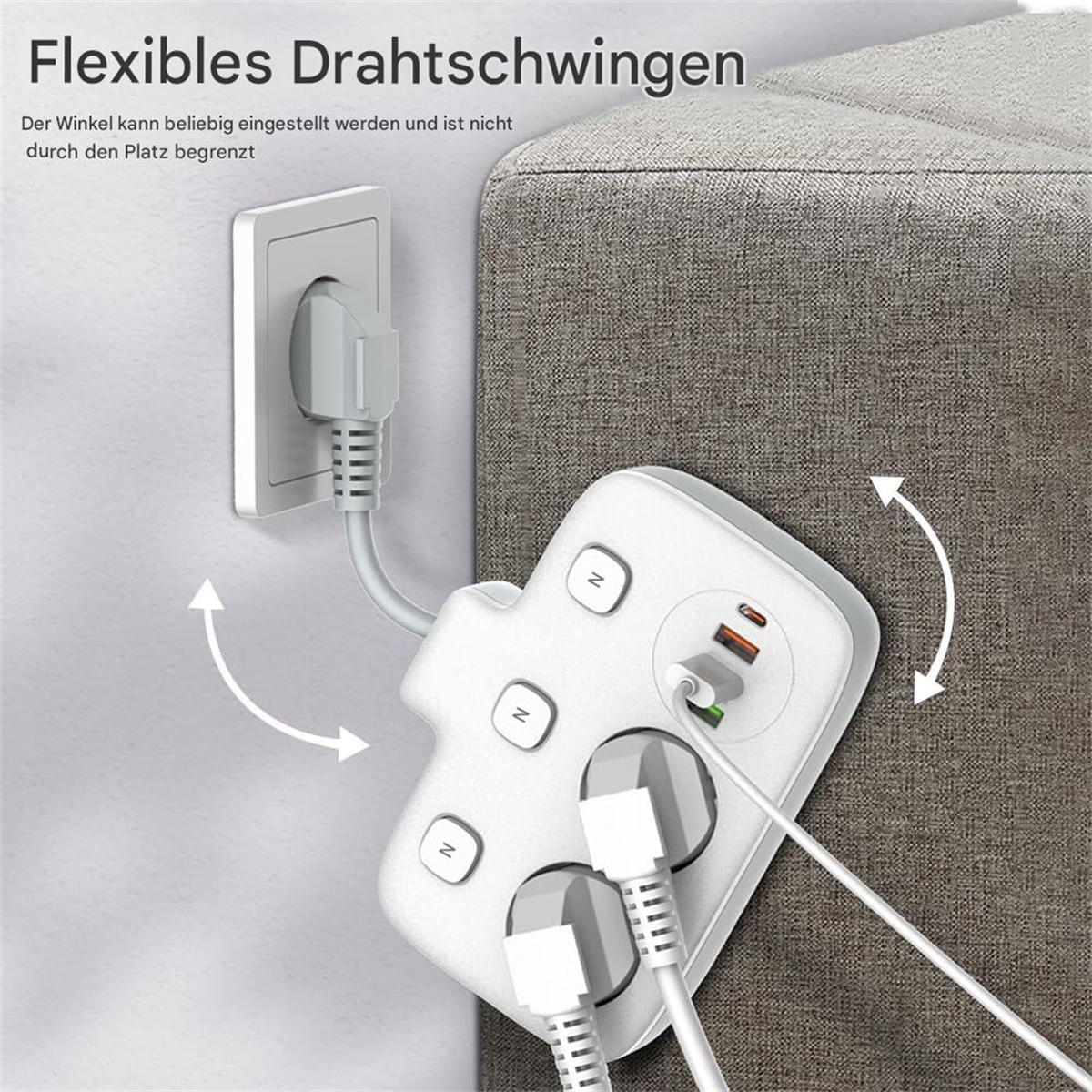 Ein weißes Verlängerungskabel mit mehreren Steckdosen und USB-Anschlüssen ist mit einer Wandsteckdose verbunden. Das Kabel befindet sich neben einem grauen Stoff.