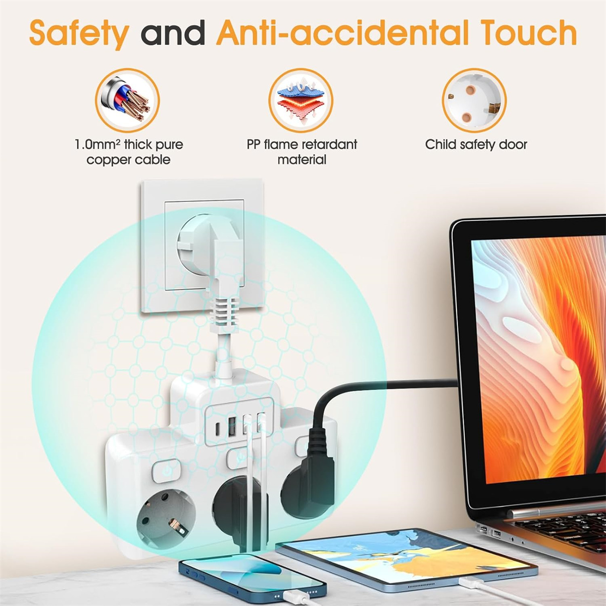 Ein weißes Verlängerungskabel mit mehreren Steckdosen und USB-Anschlüssen ist in eine Steckdose gesteckt. Laptop, Tablet und Telefon sind angeschlossen.