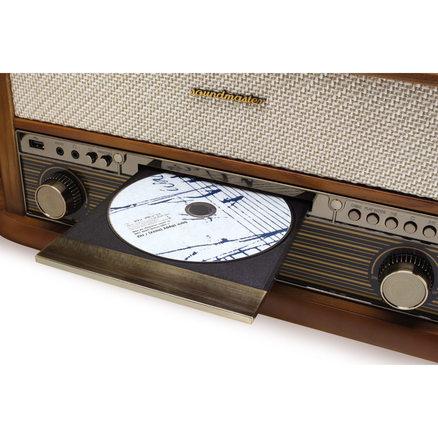 Une chaîne stéréo vintage avec un CD dans le plateau. Le système a une finition en bois, une grille de haut-parleur et des boutons de contrôle.