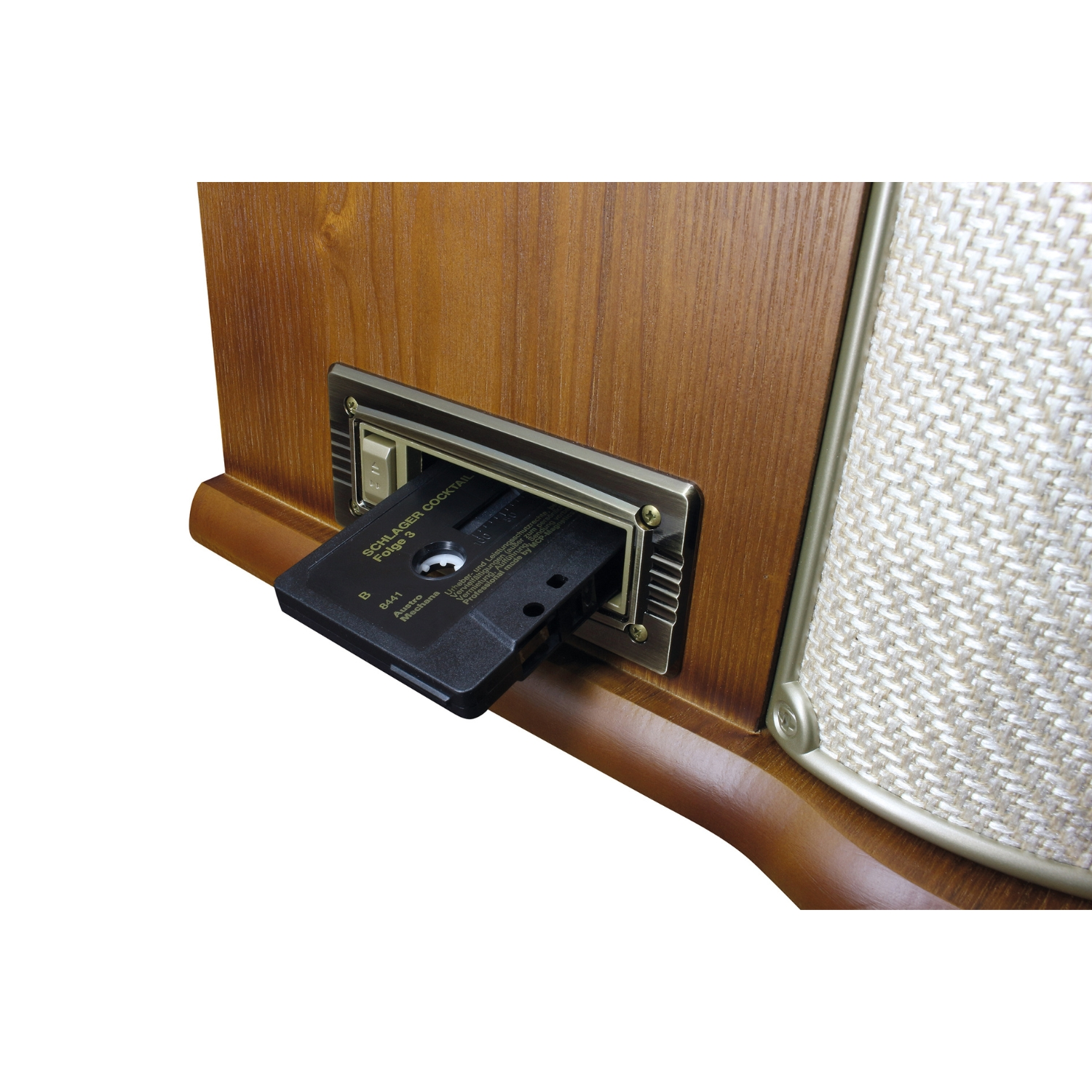 Une radio en bois avec une cassette insérée. La cassette est noire avec du texte blanc, étiquetée 'Schlager Cocktail Folge 3'.
